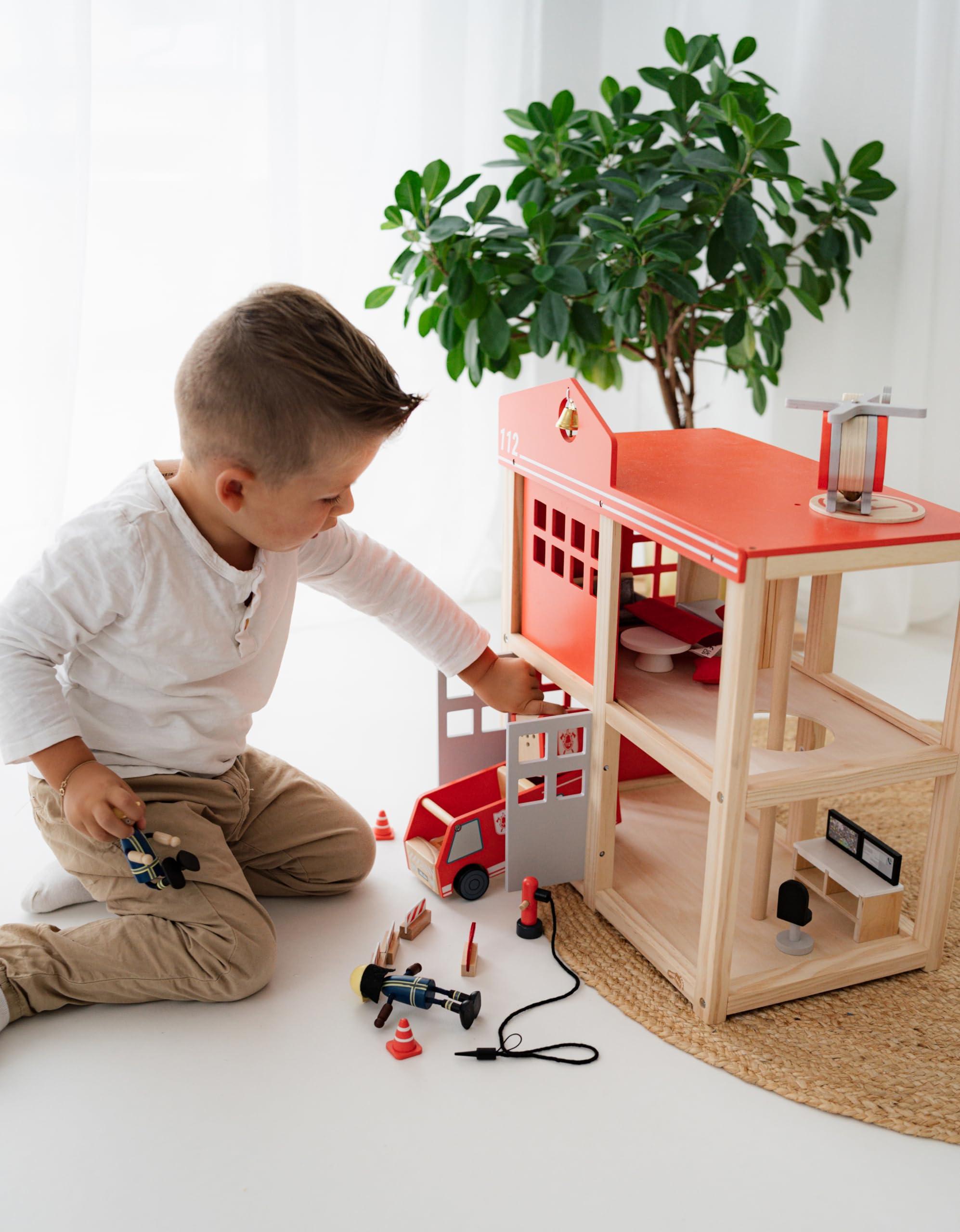 small foot Duża remiza strażacka z akcesoriami, szczegółowy drewniany zestaw do zabawy, światło i dźwięk, bogate wyposażenie, dla dzieci od 3 lat 12703