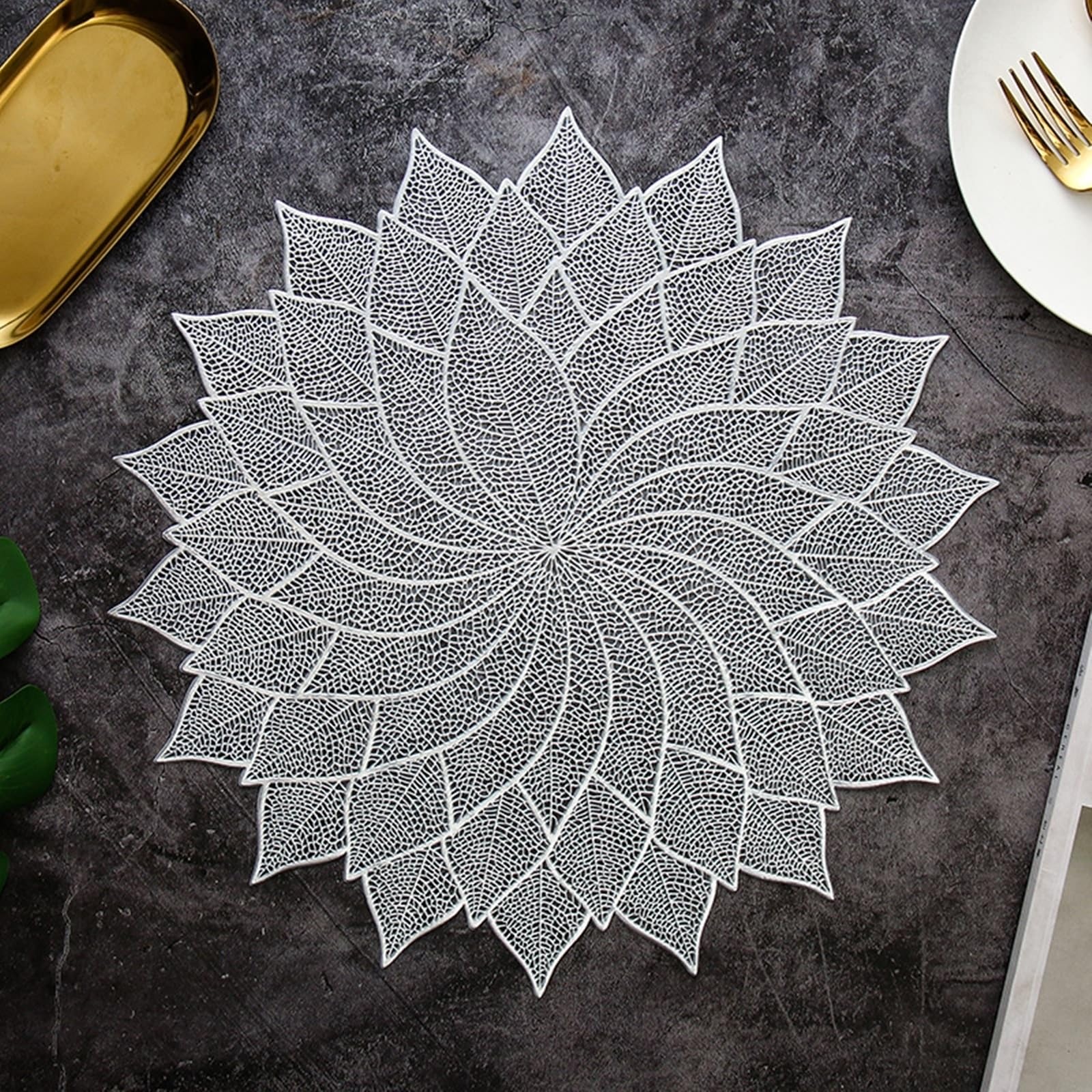 Set de table argenté creux motif floral pour protéger la table des taches et des rayures