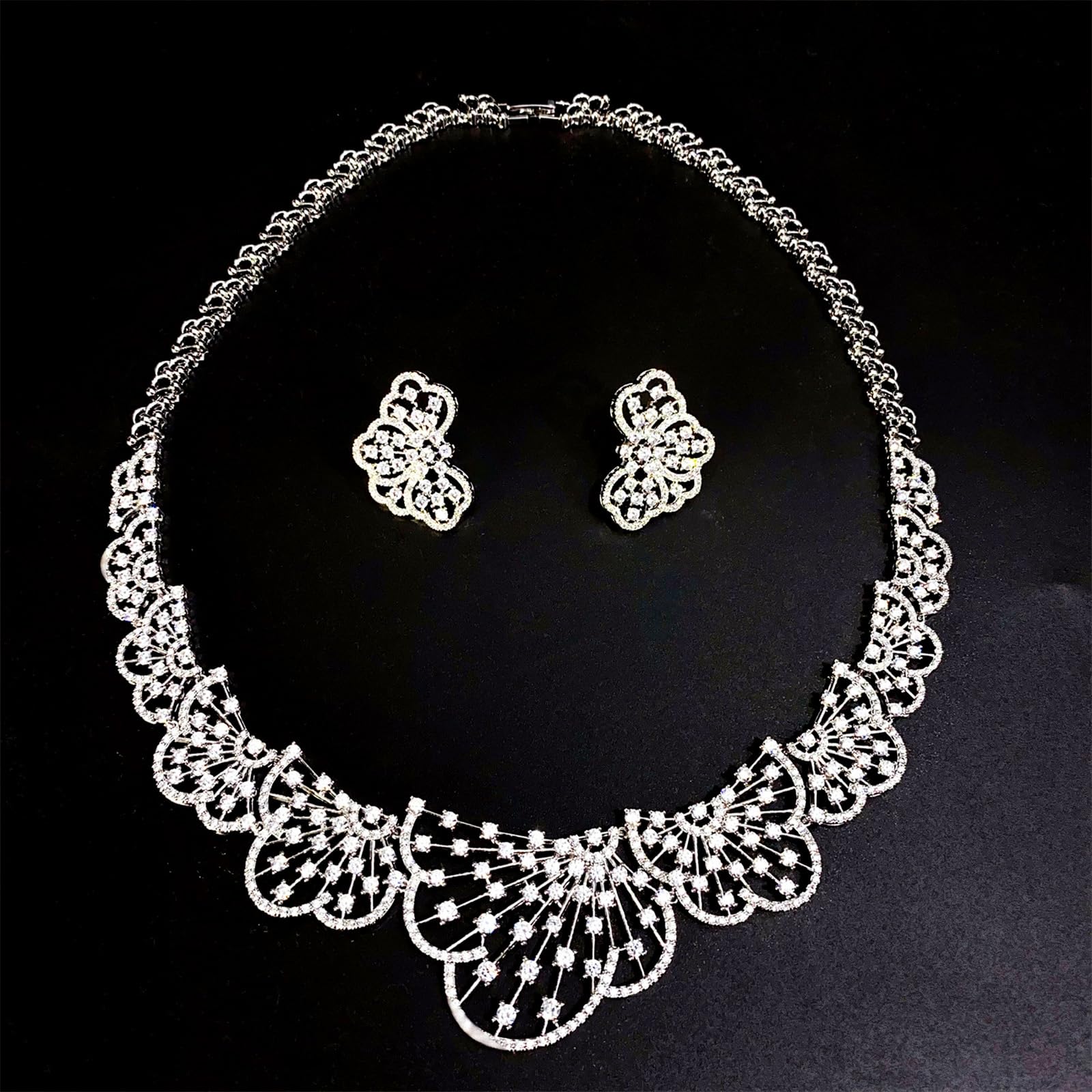 Elegante set di gioielli con eleganti pietre di zirconia, accessorio portatile per decorazioni di matrimoni e occasioni speciali