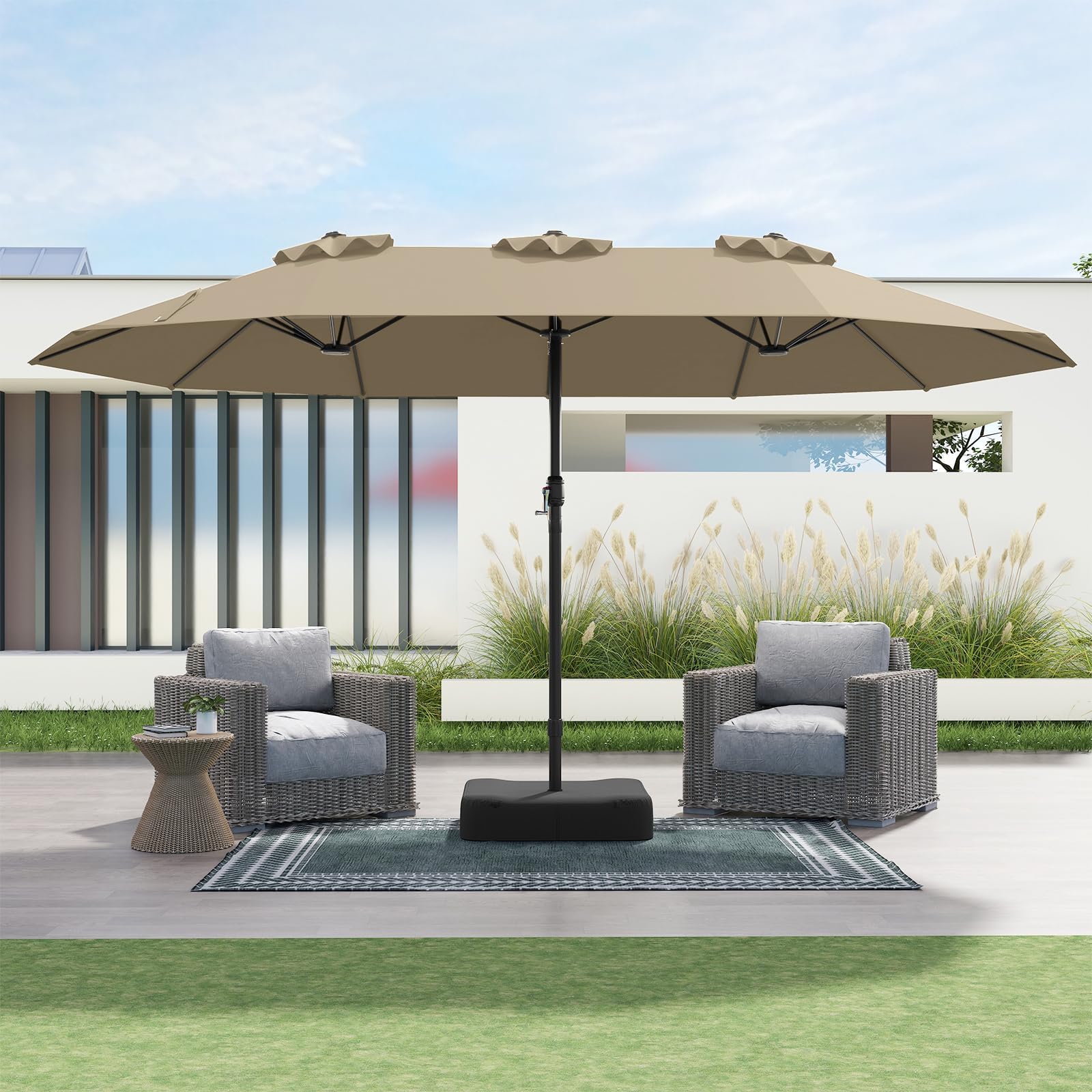 GOPLUS Parasol de Jardin Exterieur avec Pied, 4,5M Grand Parasol Rectangulaire Double Face, avec Manivelle, 12 Baleines, Base avec Sacs de Sable, pour Piscine Jardin Terrasse (Marron)