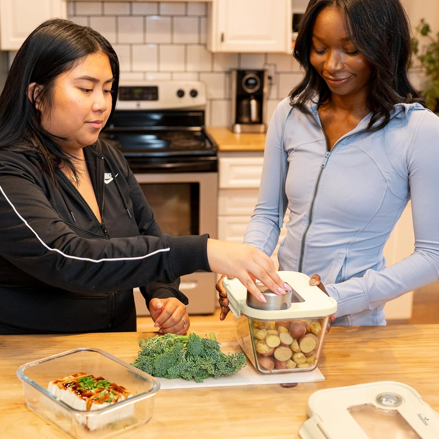 SealVax®Premium Vacuum Glass Storage Containers with Lids, Portable Vacuum Sealer, Compatible with Mason Jar, Vacuum Storage Bags, VOYD Glass Canisters, Auto Vacuum Sealer for Marinating(Cream)