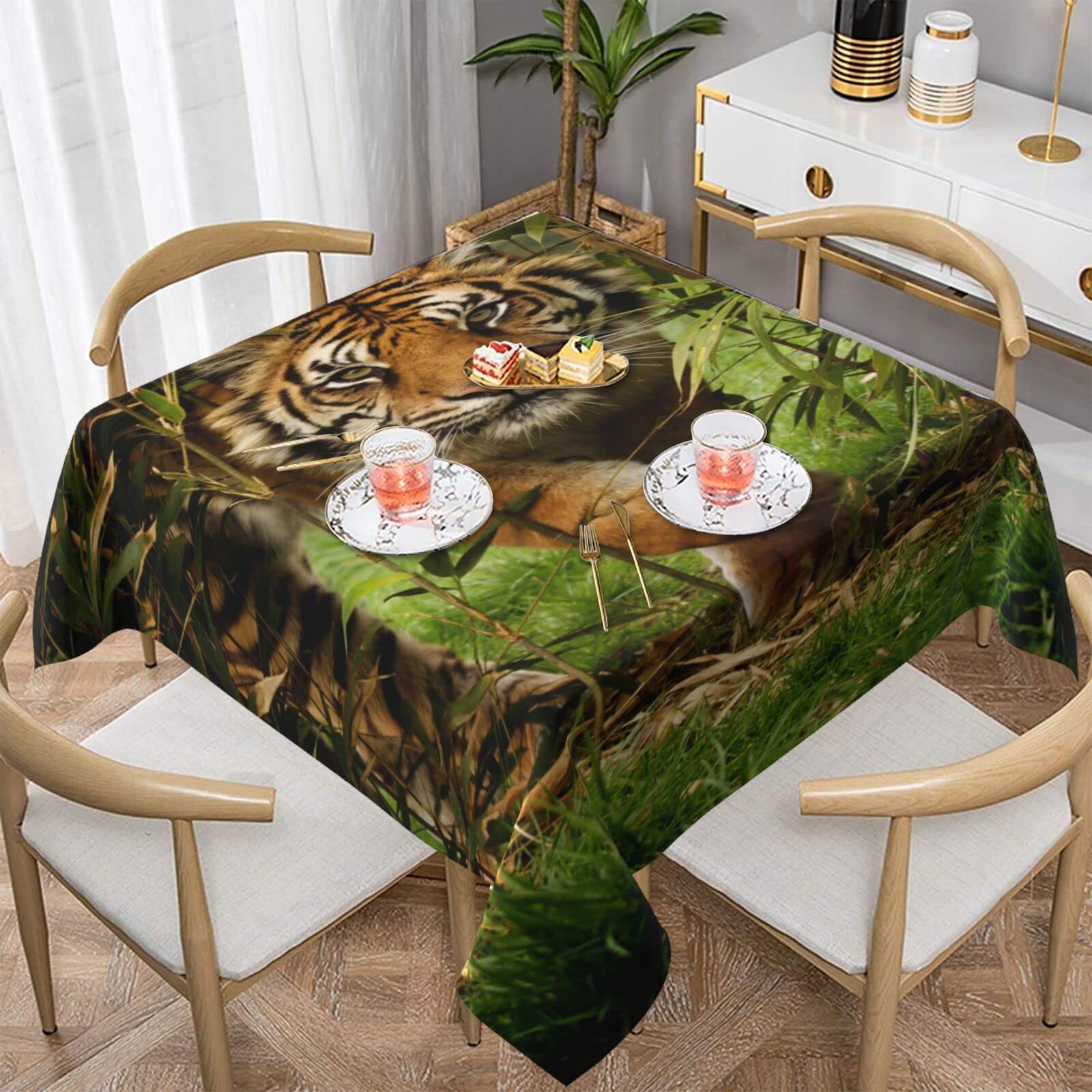 Nappe carrée tigre jungle grand format pour protection et décoration table de cuisine