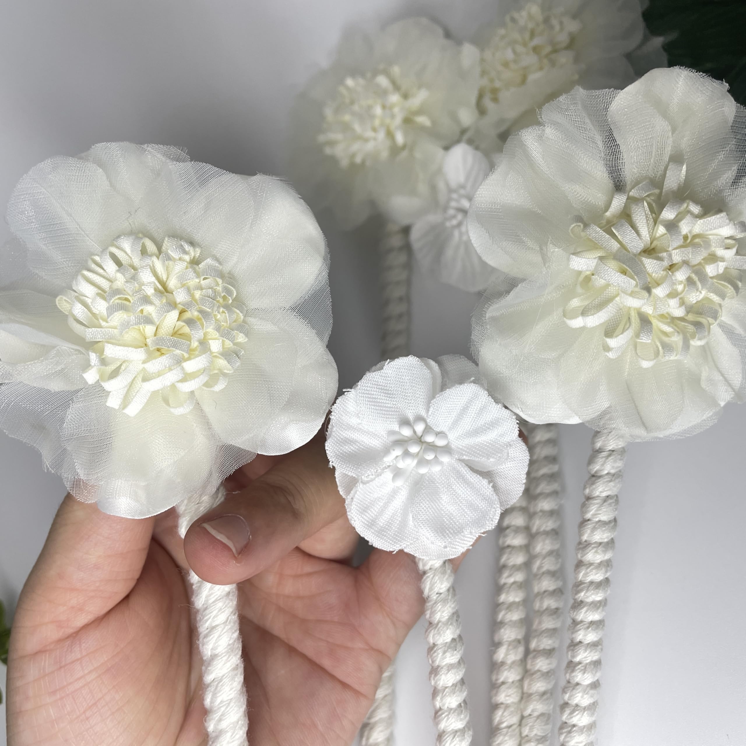 Paquete de 2 alzapaños de cortina de flores blancas hechos a mano con flores artificiales elegantes y flexibles para decoración de sala de estar y dormitorio