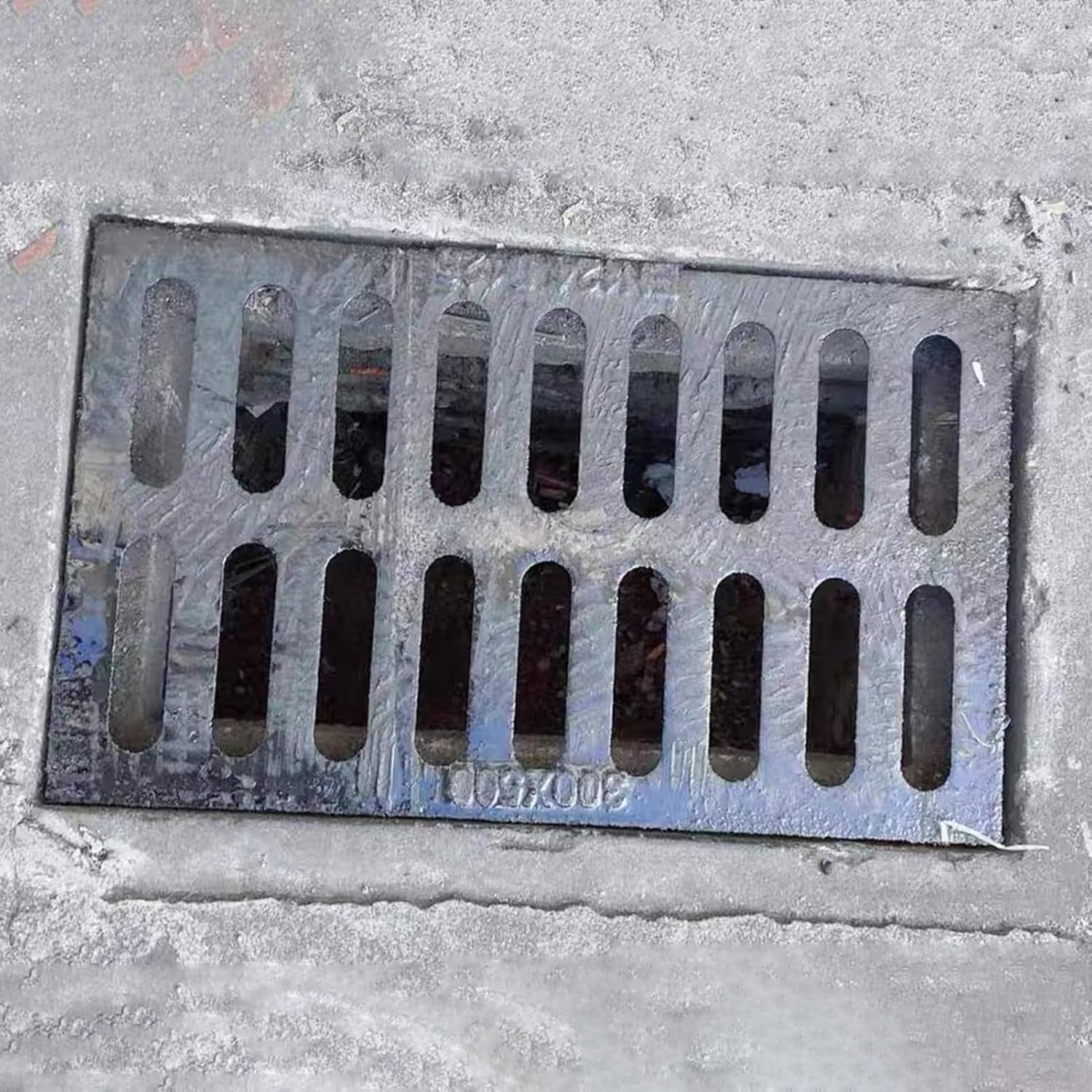 Grille de drainage noire 50x35x4cm pour caniveau béton de zone commerciale