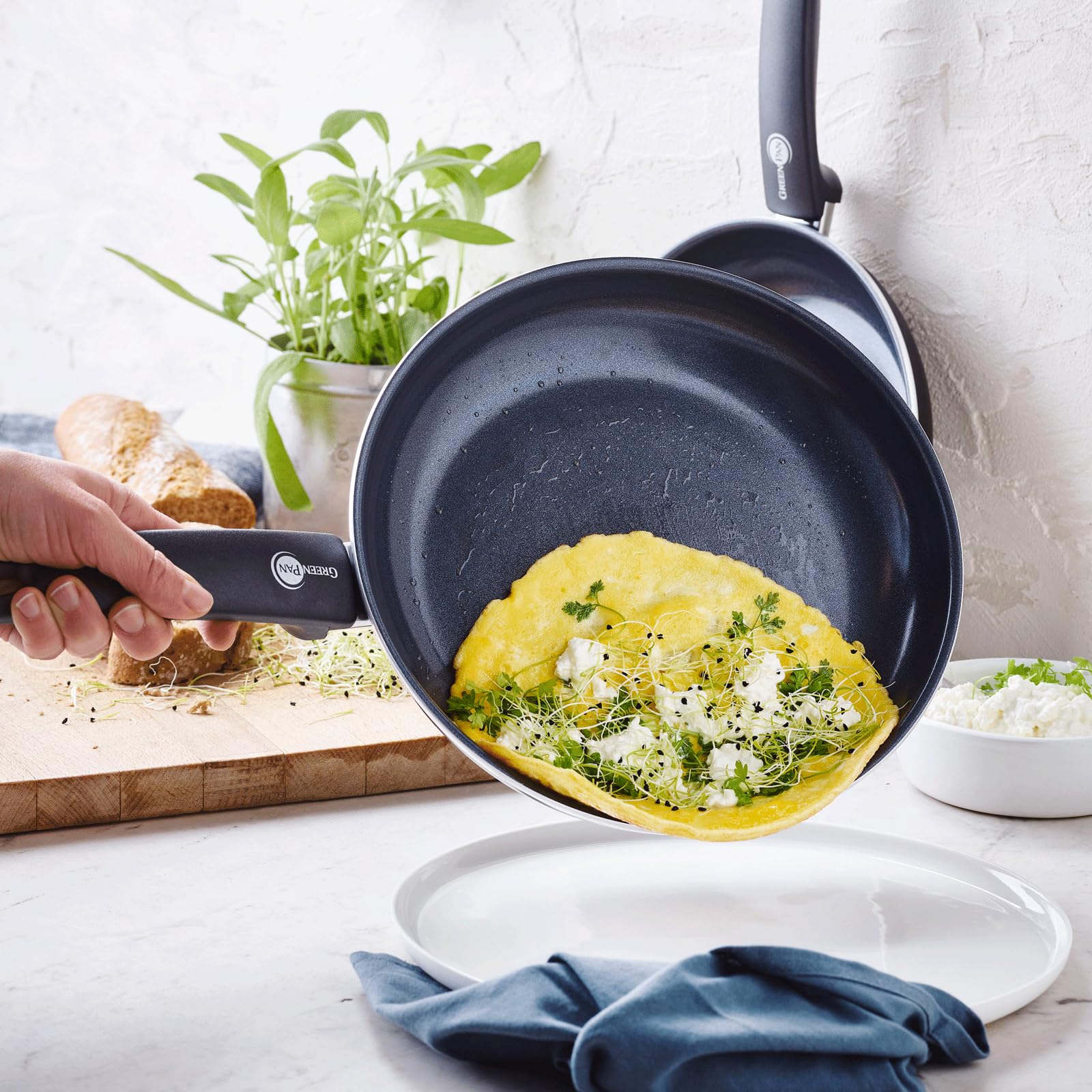 GreenPan Poêle en Aluminium forgé Revêtement Antiadhésif Sain en Céramique, pour Induction/Four/Lave-Vaiselle, 32cm, Noir
