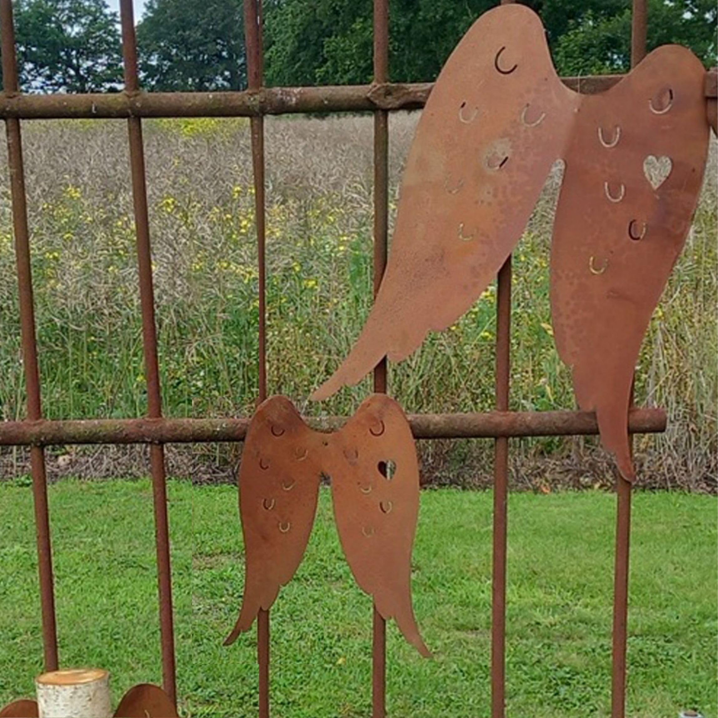 Storm's Gartenzaubereien 2 Engelsflügel aus Metall in Rostoptik mit Herz zum Aufhängen 38cm und 58cm groß als Wanddeko - Gartendeko