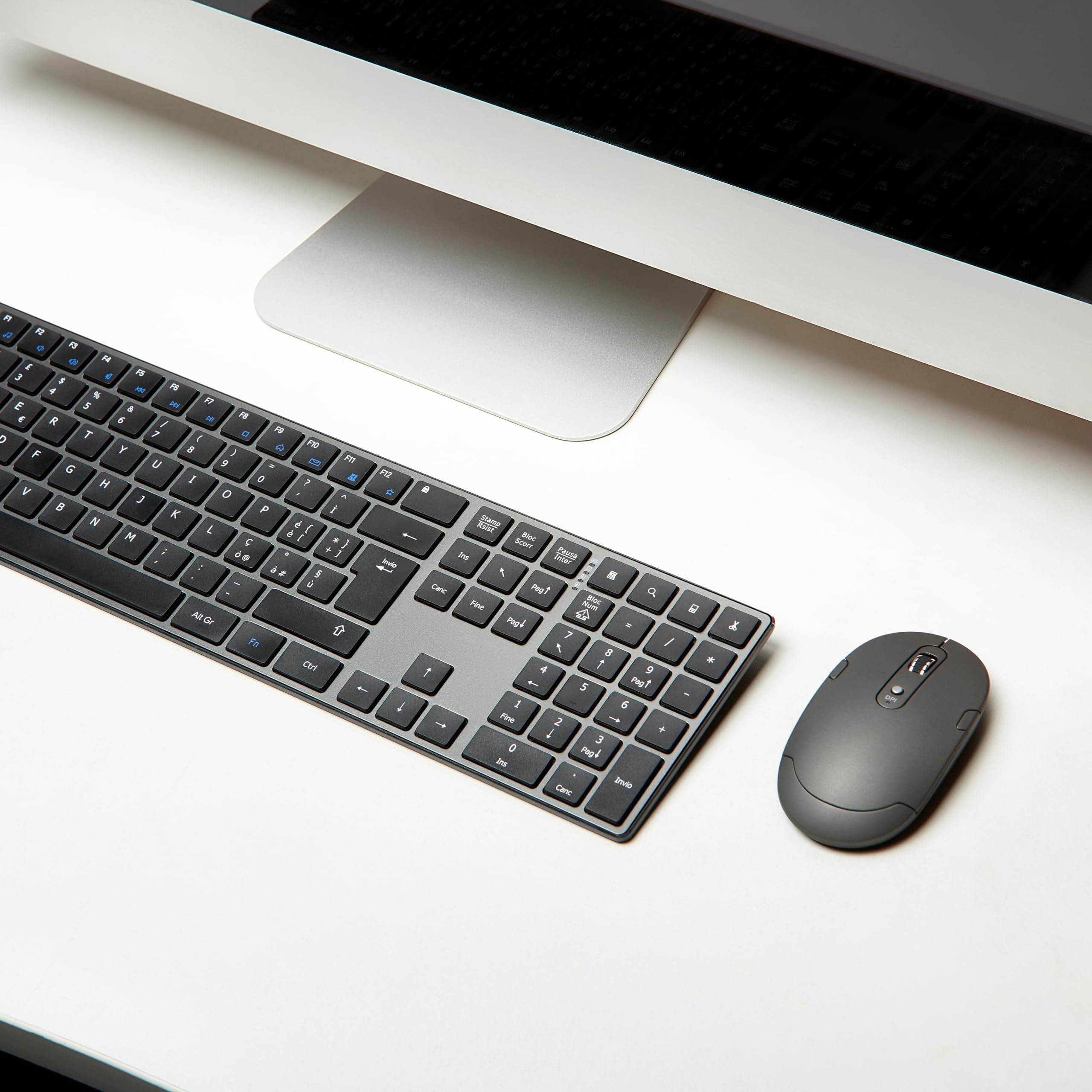 Amazon Basics mouse wireless ricaricabili, tastiera full size ultrasottile e silenziosa con tastierino numerico, Nero