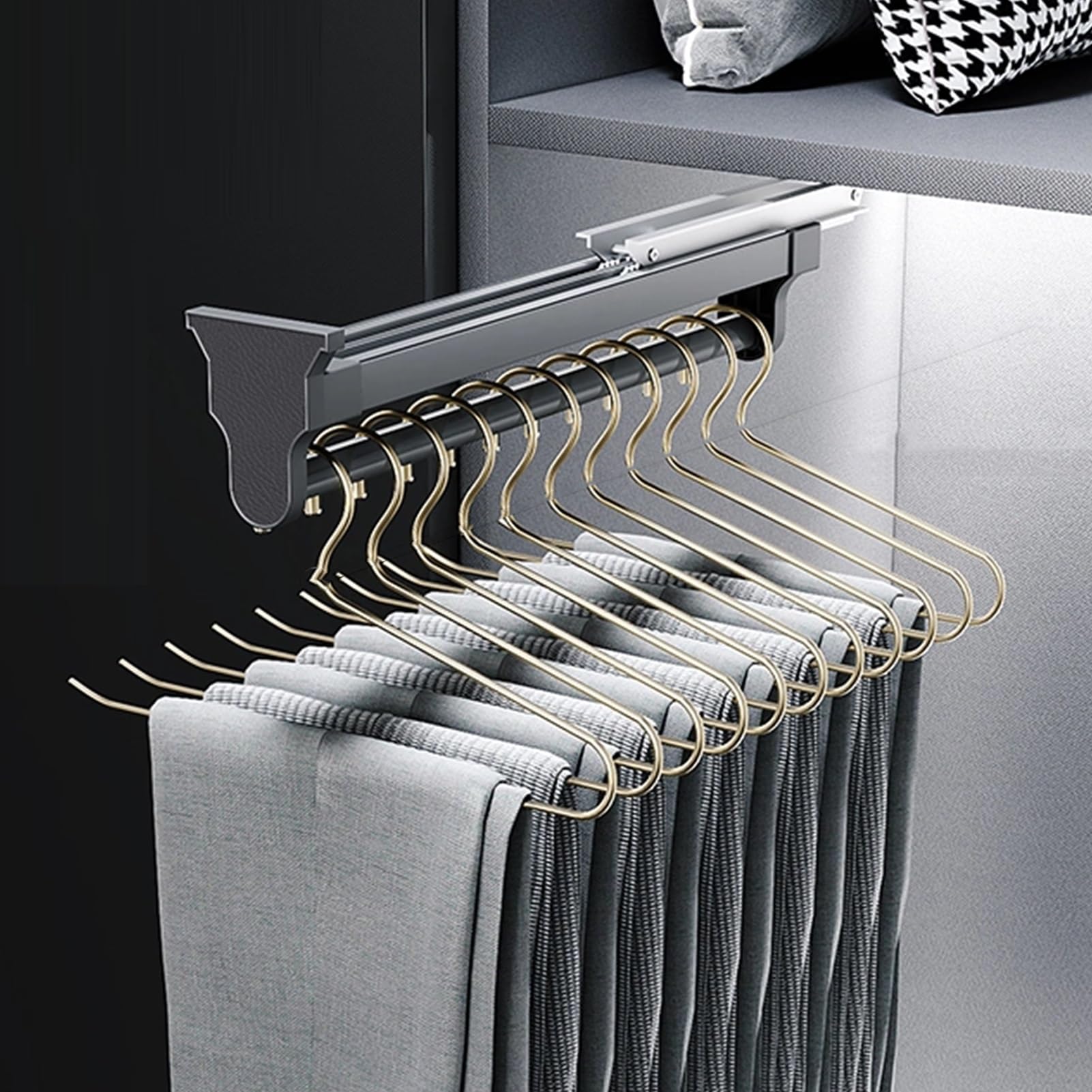 Porte-pantalons extensible à fermeture douce pour optimiser un grand dressing