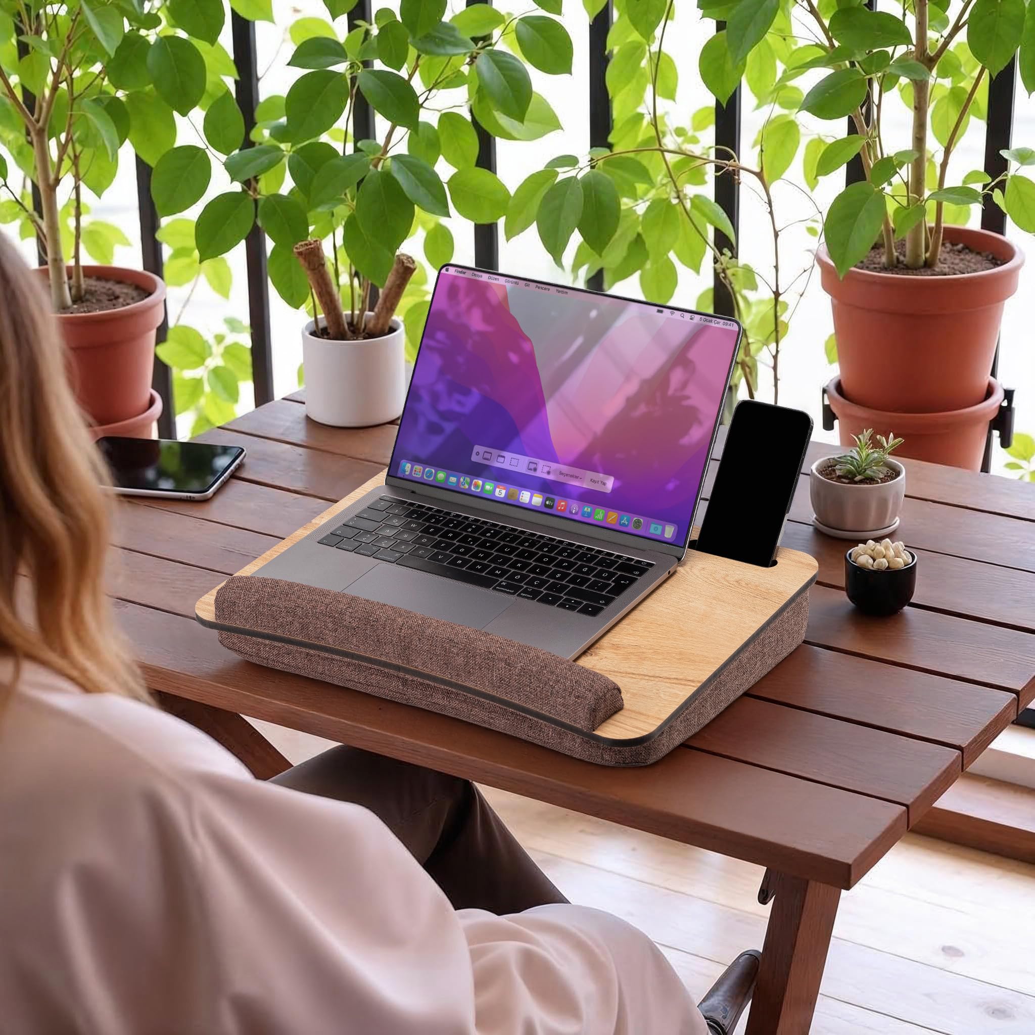 Vigo Wood Scrivania Portatile su Grembo con Cuscino,Vassoio Morbido da Divano per Ufficio Domestico, Leggero e Portatile con Poggiapolso, Tablet fino a 15.6''e Supporto per Telefono (Rovere E Marrone)