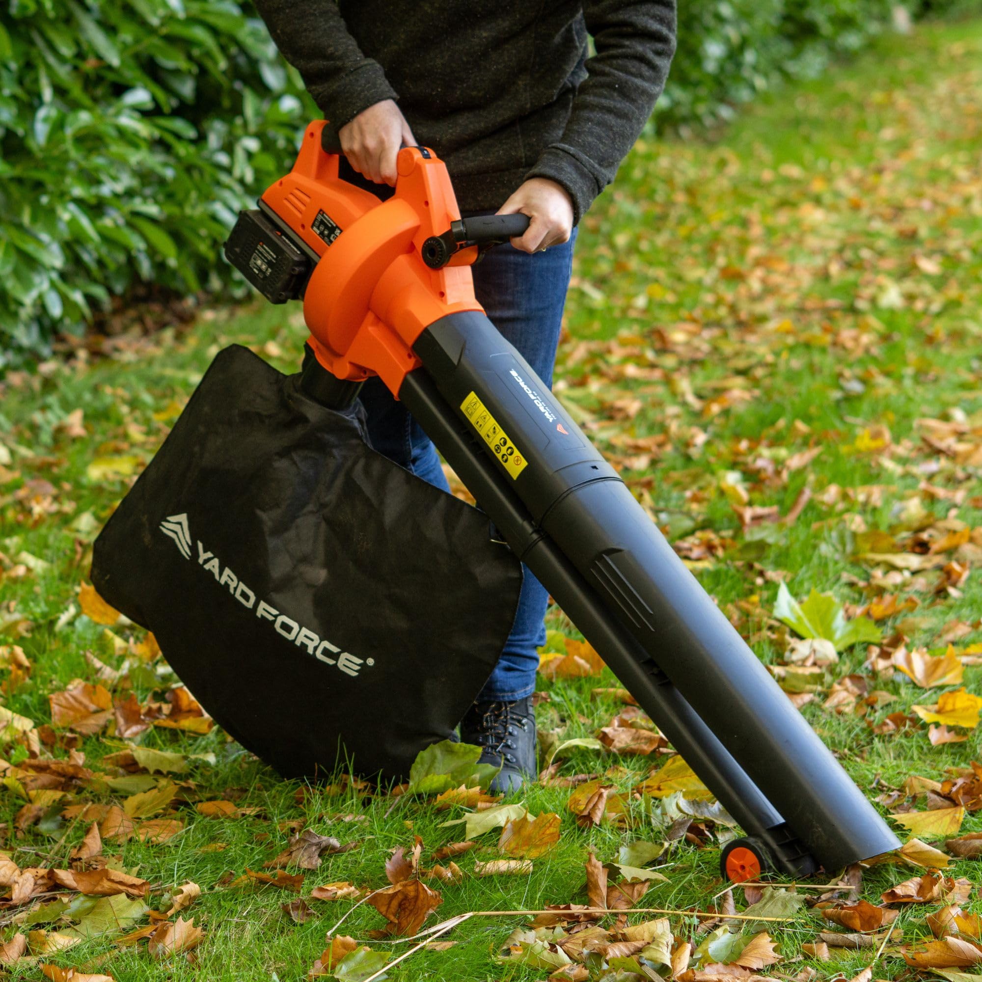 Yard Force LB C20C - Soplador de hojas inalámbrico y aspiradora de 40 V - Herramienta de jardín 3 en 1 con bolsa de recolección de 45 L, función de mantillo, velocidad variable, 2 baterías de 20 V/4.0