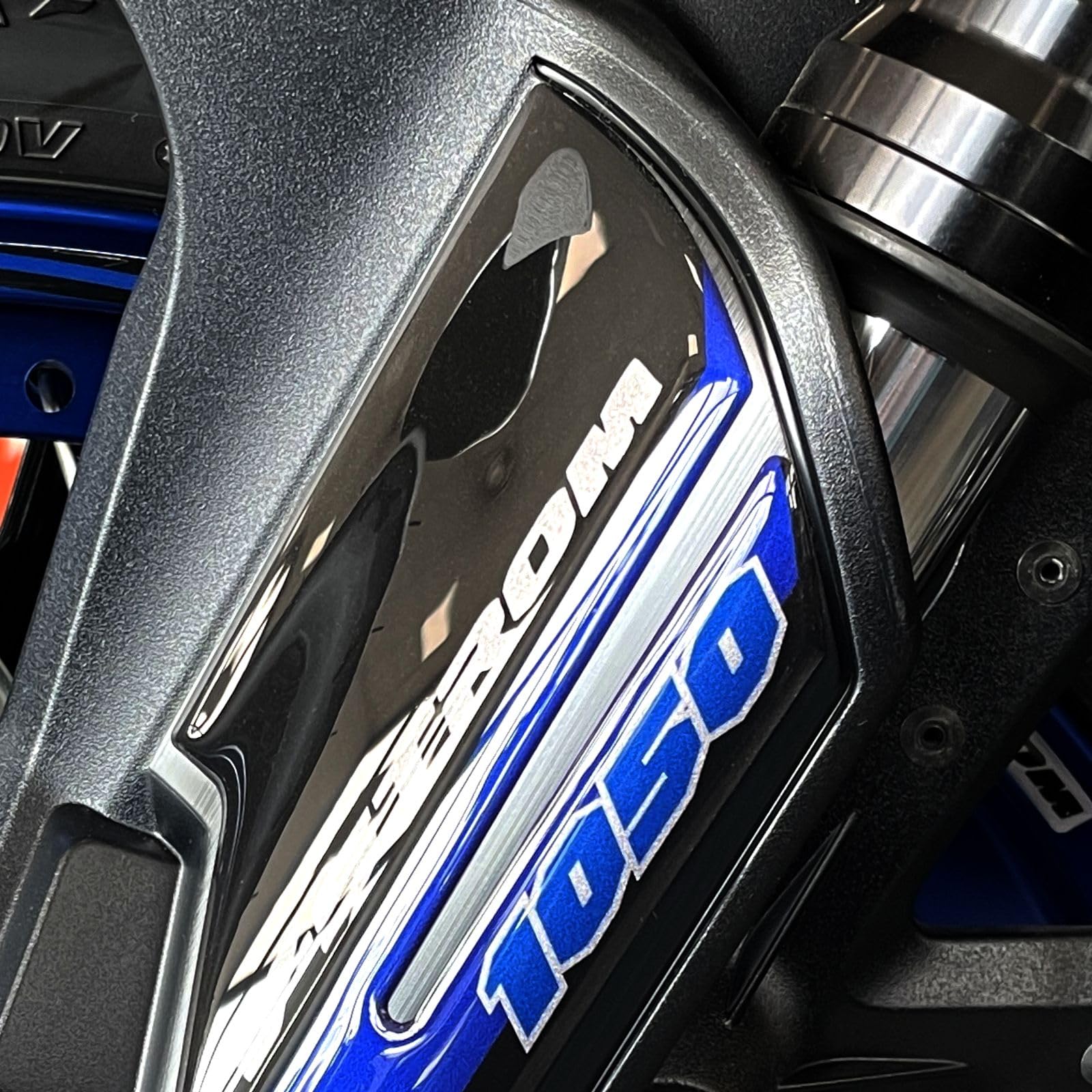Resin Bike Adesivi Moto Compatibile con Suzuki V-Strom 1050 XT ABS 2022 Grigio Aspen. Protezione Parasteli Parafango da Urti e Graffi. Coppia Adesivi 3D Resinati