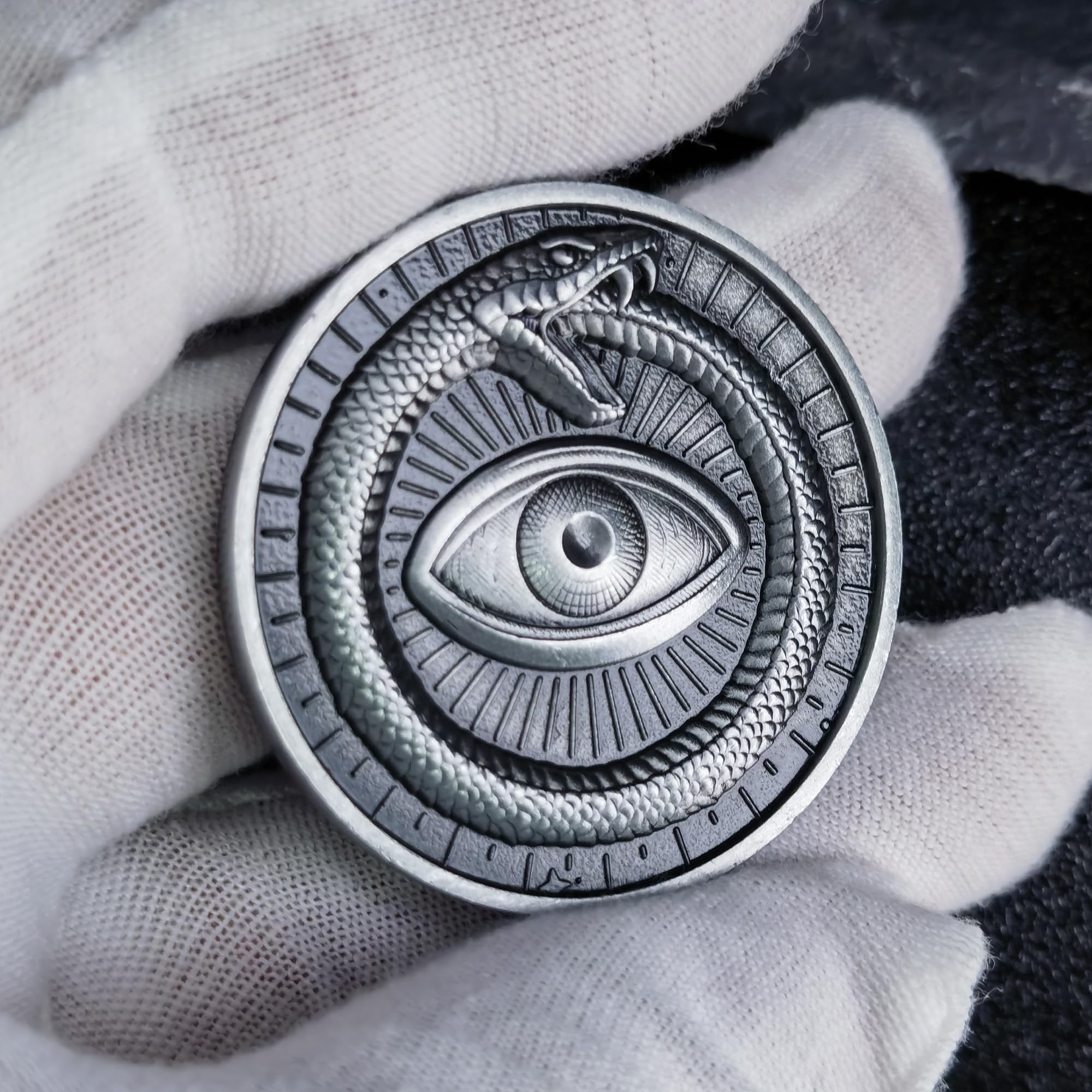 Ouroboros Pièce de monnaie porte-bonheur avec motif 3D en relief Motif œil d'Ouroboros