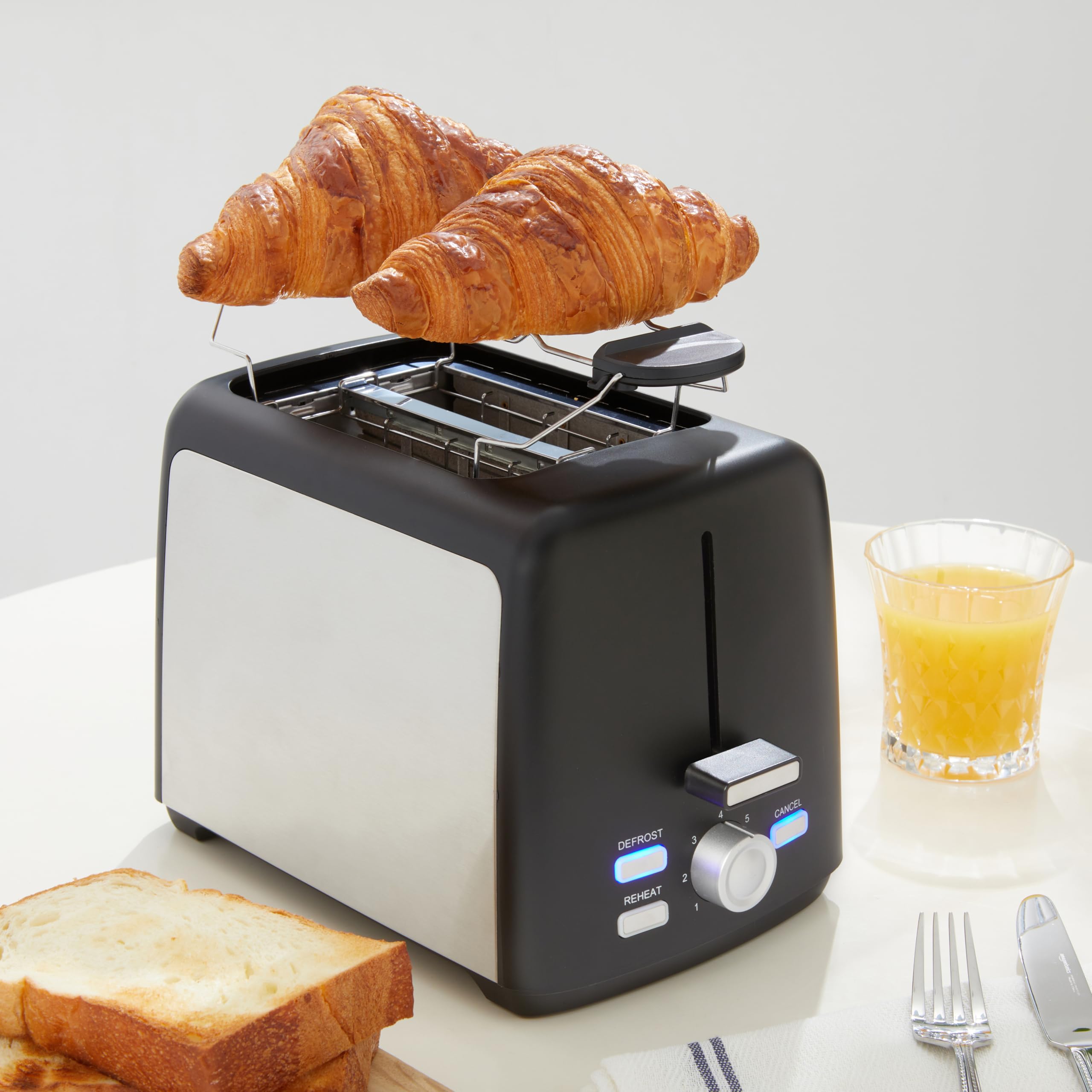Amazon Basics Tostadora 2 Rebanadas con 7 Niveles de Tostado y Bandeja para Migas Extraíble, Ranuras Extra Anchas, 800W, Negro