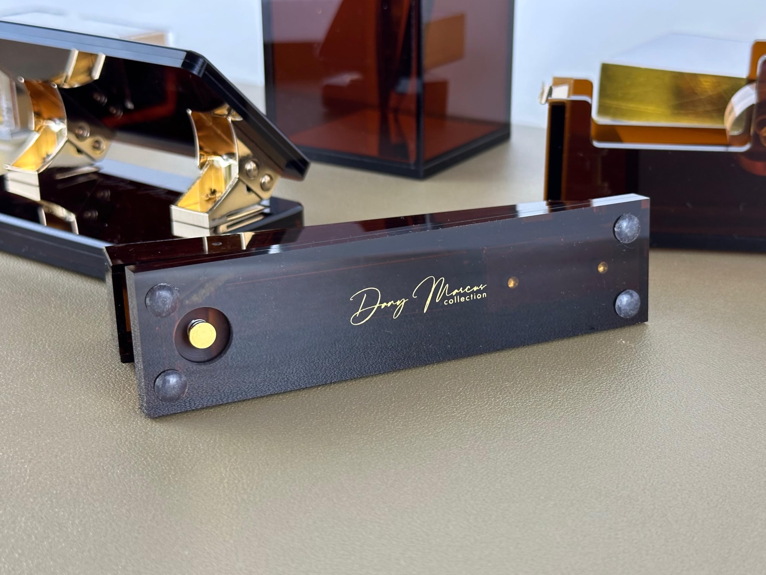 Grapadora Amber Gold, diseño elegante, capacidad de 25 hojas, cristal acrílico ámbar con detalles dorados