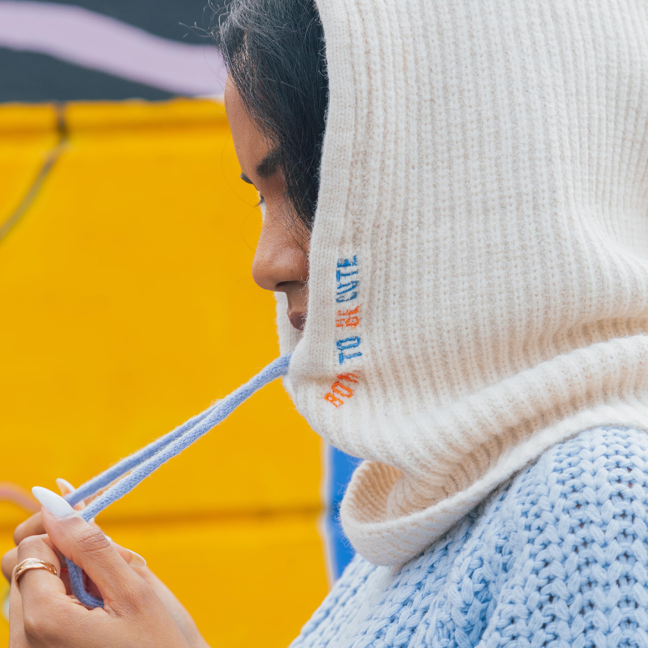 Fisura – Balaclava beżowa "Born to be cute”, modna balaclava damska na zimę, pasamontañas z dzianiny z kapturem, stylowy dodatek i ochrona przed zimnem