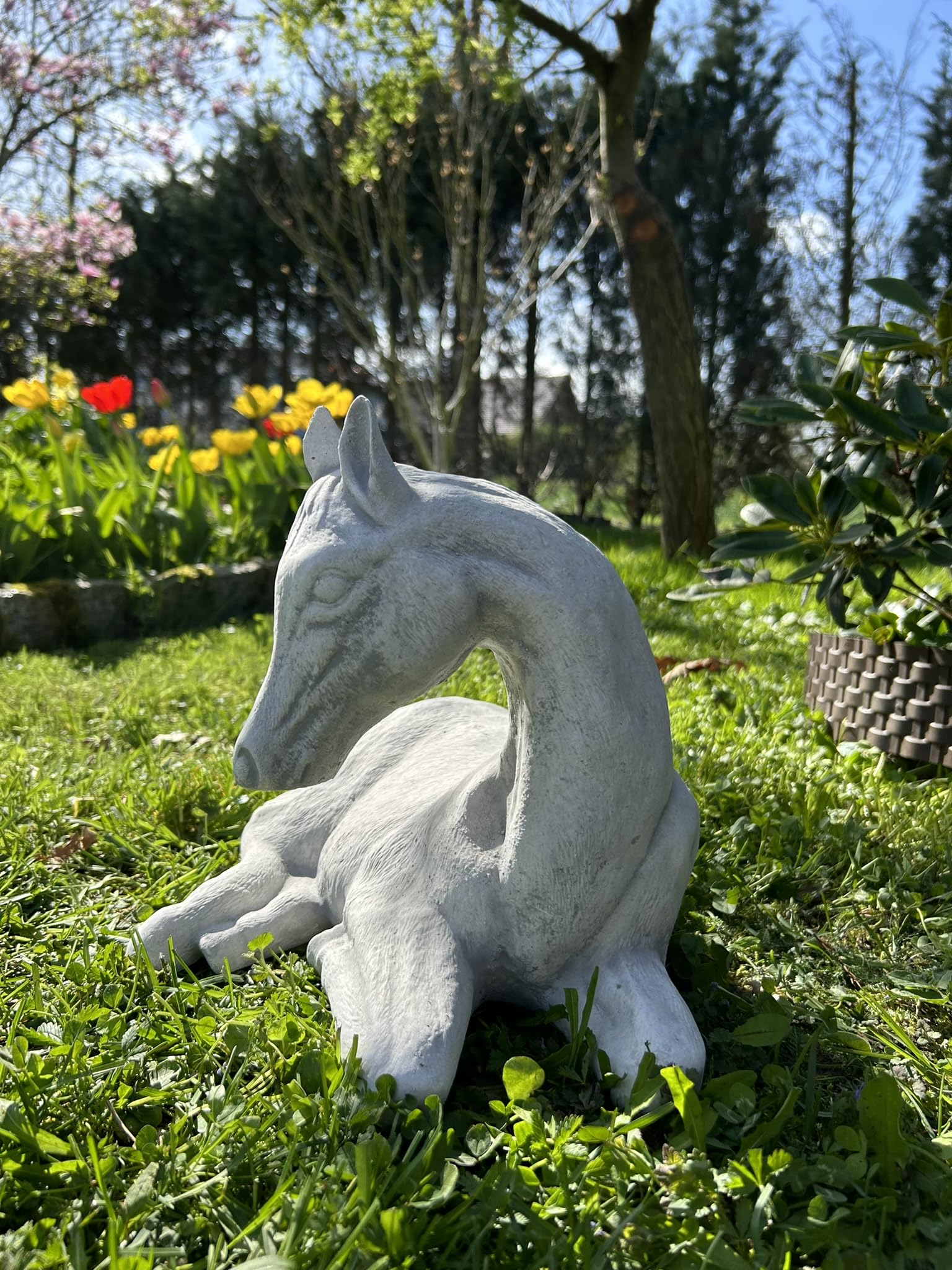 FABRIQ Figurka leżącego konia – realistyczna dekoracja ogrodowa ze sztucznego kamienia, szerokość 40 cm, masywna