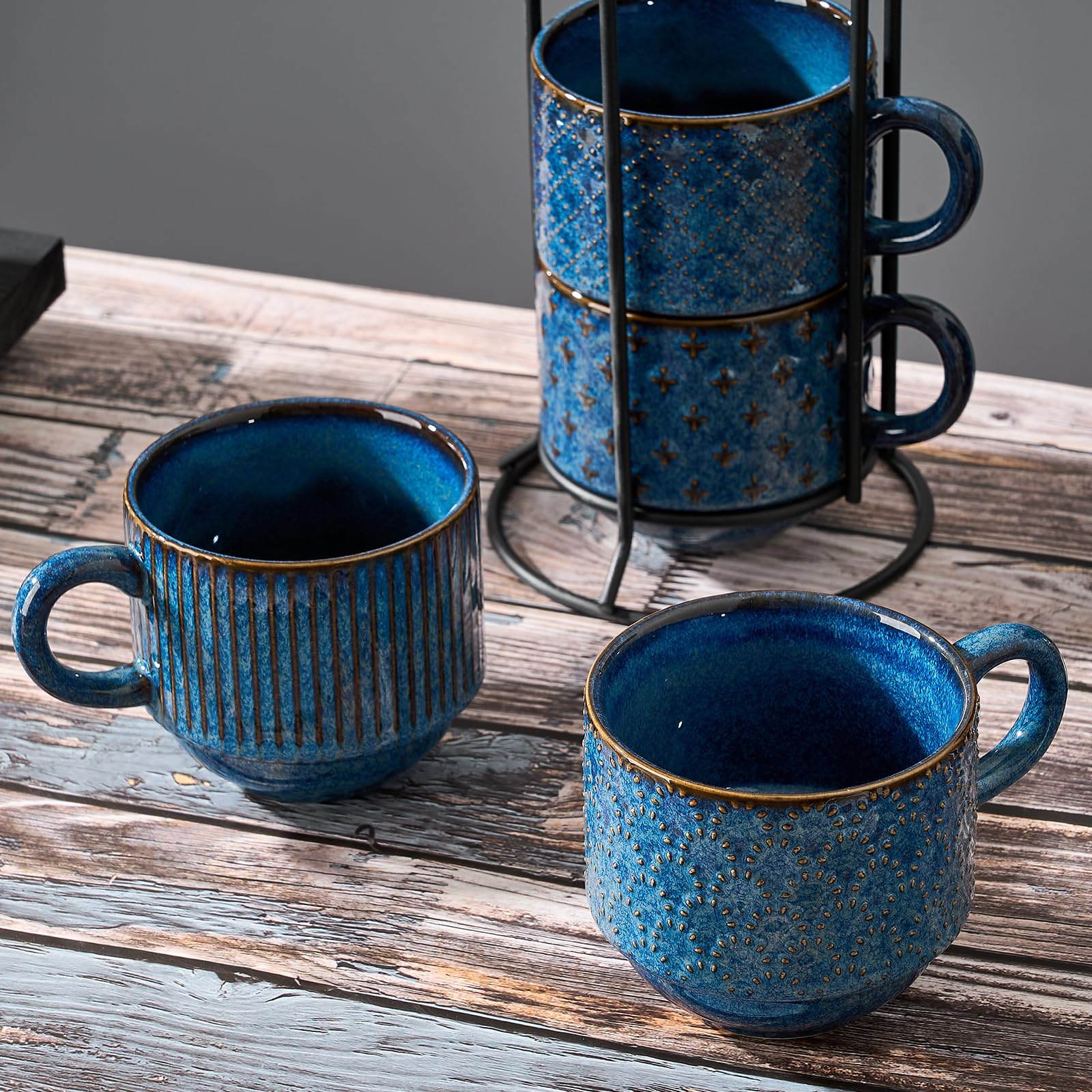 Duży zestaw 4 ceramicznych kubków do kawy ze stojakiem, 450 ml, możliwość układania w stos, różne tłoczenia, prążkowane kubki do latte, do cappuccino, herbaty, gorącego kakao, napojów,