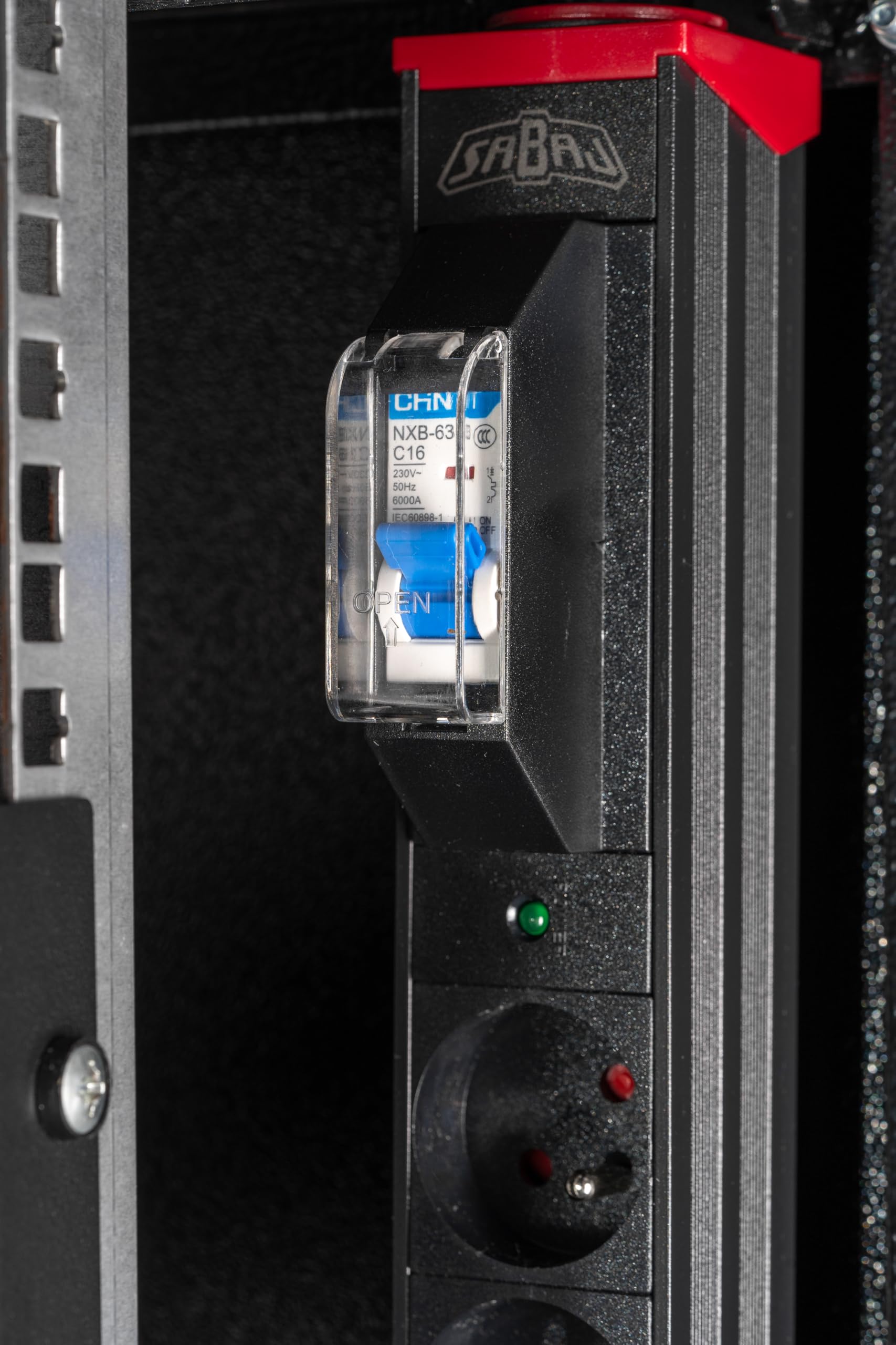 SABAJ M&D Steckdosenleiste Rackable – vertikale Montage – 12 Steckdosen Typ E – 2 m 230 V – Schutzschalter – drehbar um 360 Zoll