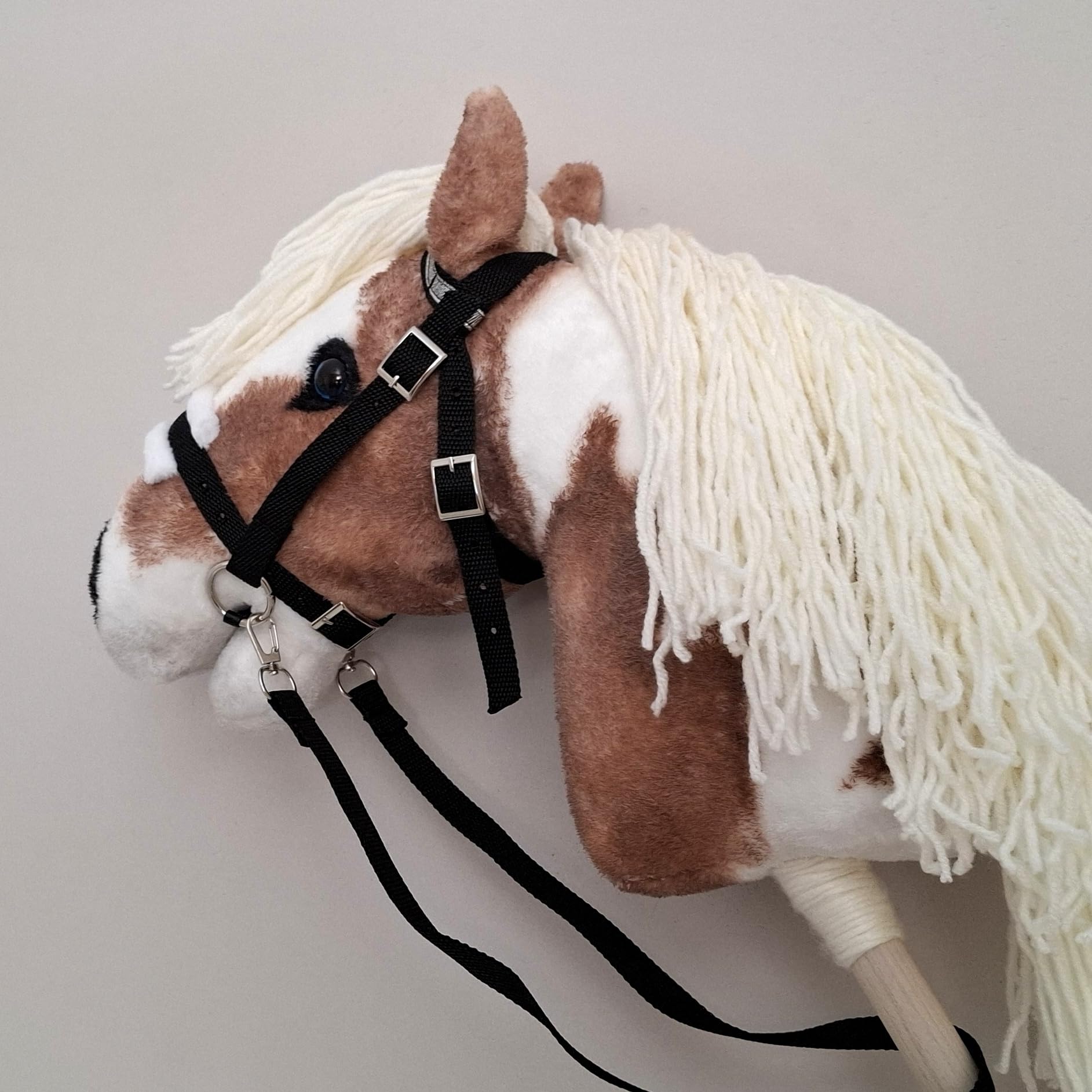Generisch Hobby Horse Pferd Pinto | Paint Steckenpferd Großes A3 | Abnehmbare Trense & Lange Mähne | Stockpferd mit Zubehör
