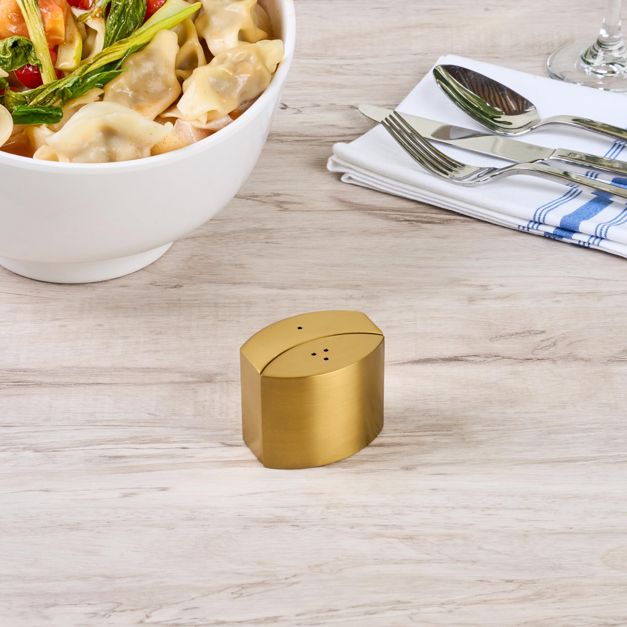 Restaurantware -RW Base - Juego de salero y pimentero de 2 onzas, 1 juego de sal y pimentero duradero, apto para lavavajillas, recargable, kit de sal y pimienta de acero dorado para restaurantes o