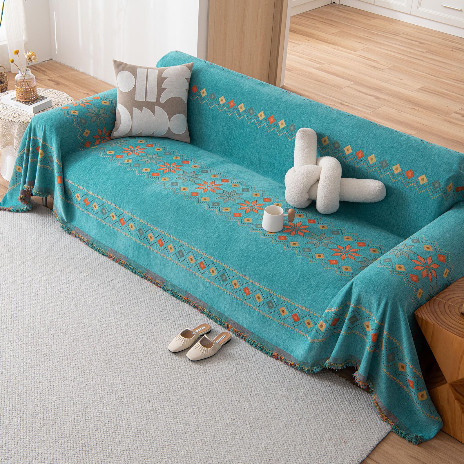 Housse de canapé en chenille pour un salon cocooning vert et chaleureux