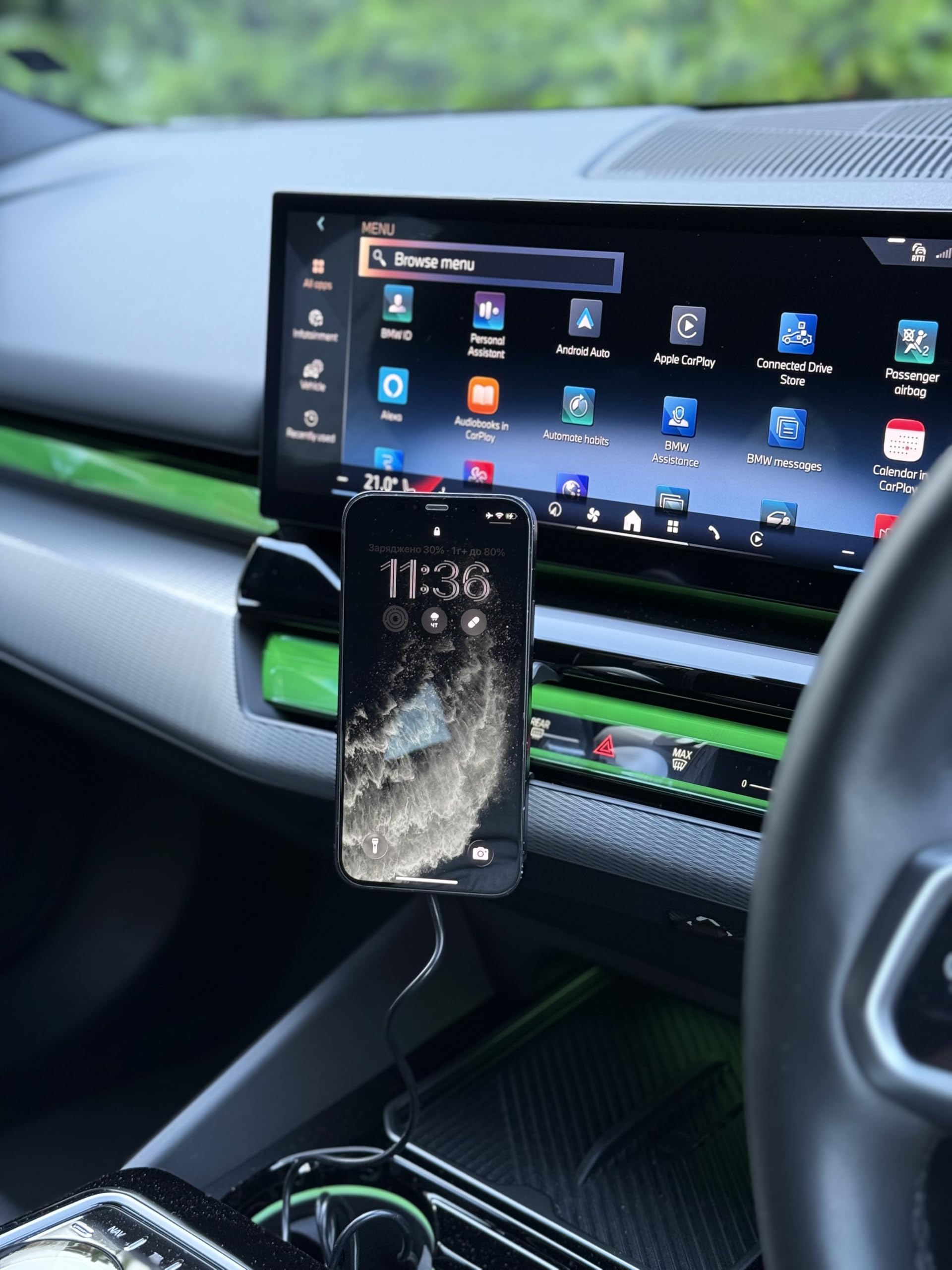 Kompatibel mit BMW Magnetisches kabelloses Handy-Ladegerät Hellgrün | Pro Travel Comfort System | Kompatibel mit BMW 5er i5 M5 G60 G61 G90 G91 2024-2026 | Comfort Wireless Phone Holder