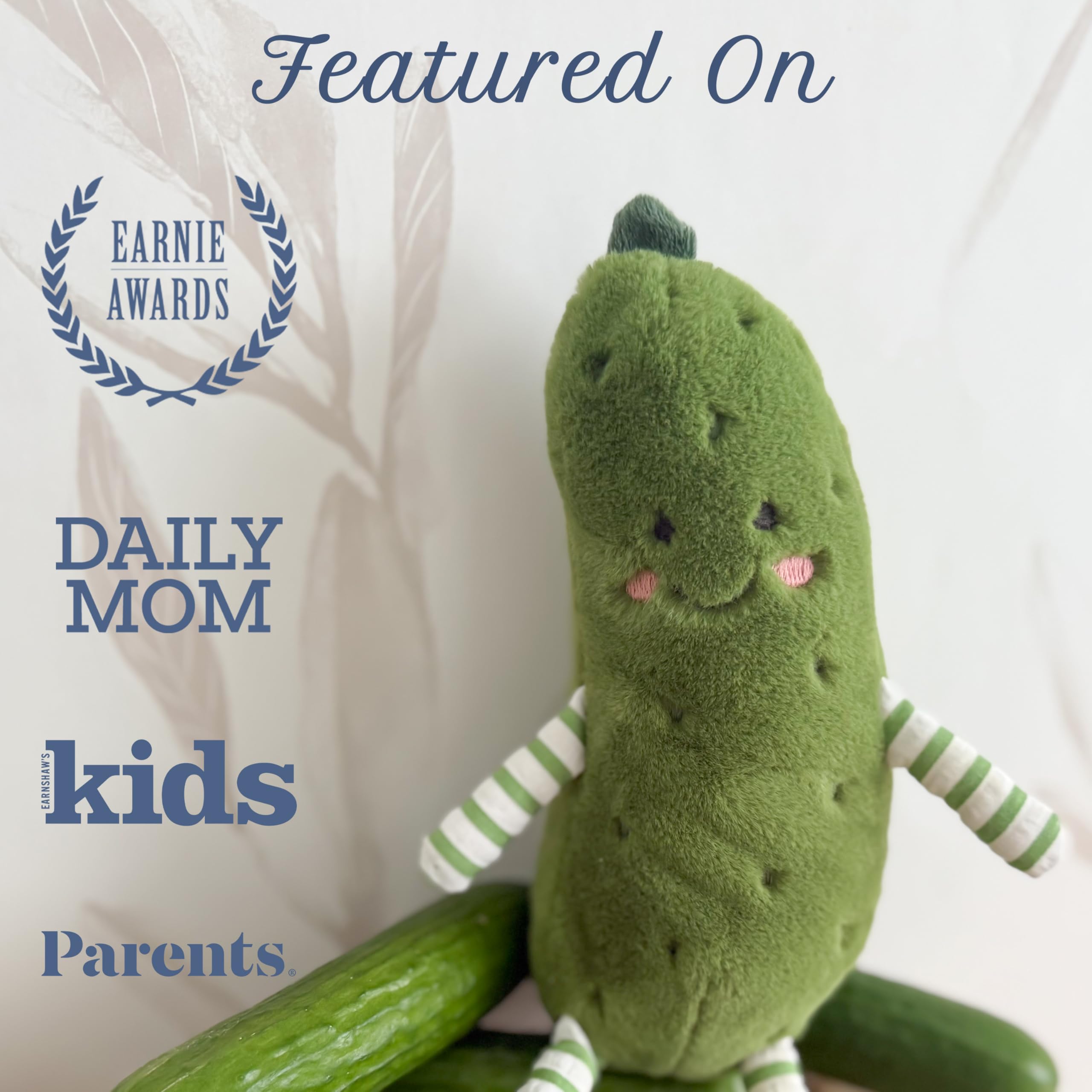 MON AMI Petit Pickle Peluche pour enfants | Cornichon en peluche doux de 22,9 cm avec taches de rousseur brodées et bras rayés | Jouet en peluche amusant pour garçons et filles | Peluche fantaisie