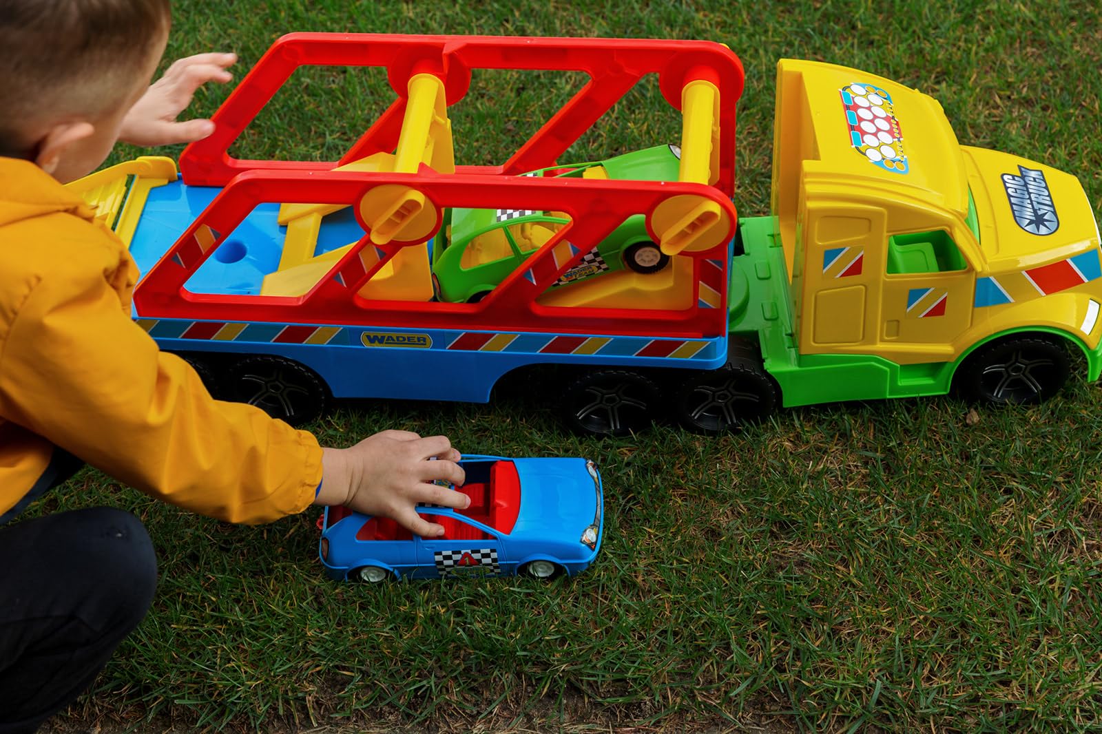 Wader 36361 - Magic Truck mit Zwei Autos und Rampe, Größe ca. 59,5 cm, für Kinder ab 3 Jahren, geeignet als Geschenk für kreatives Spielen