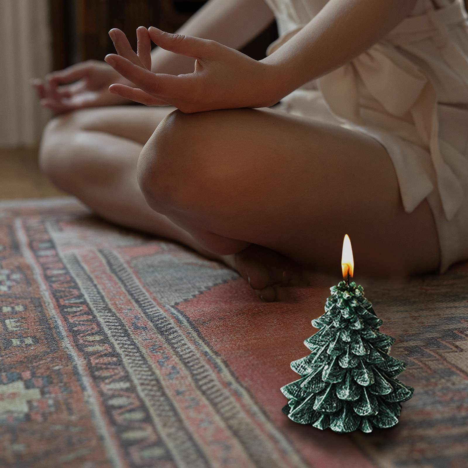 Gelukkig Gezin Op De Bank Met Kerstboom. Stock Foto - Image of