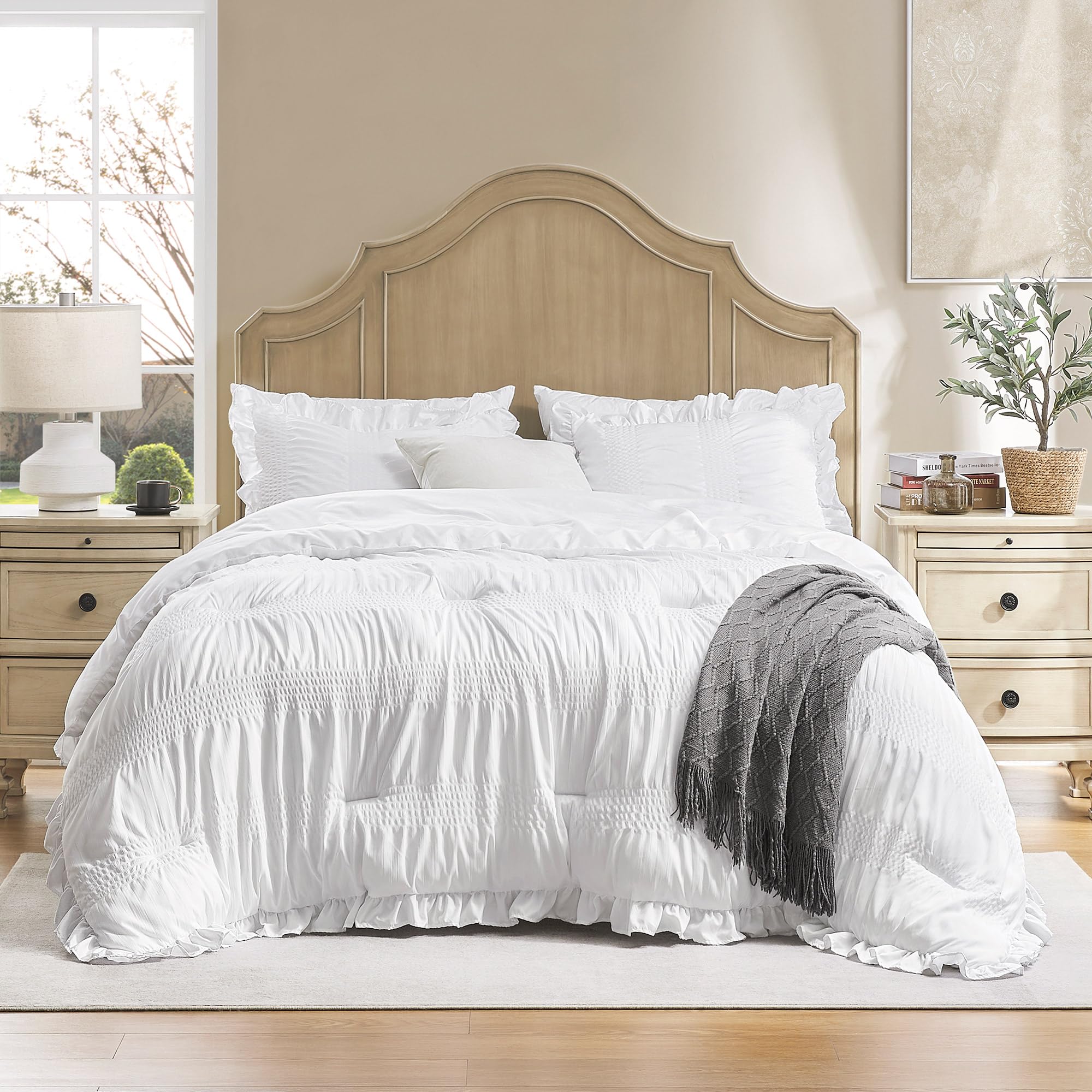 QUIETSEA King Schmusetuch Set Seersucker 7-teilig weiß Rüschenbett in Einer Tasche | Luxuriöses Bettwäsche-Set für King-Size-Betten mit Bettdecke, Kissenbezügen, Bettlaken, Spannbetttuch und Kissenbezügen