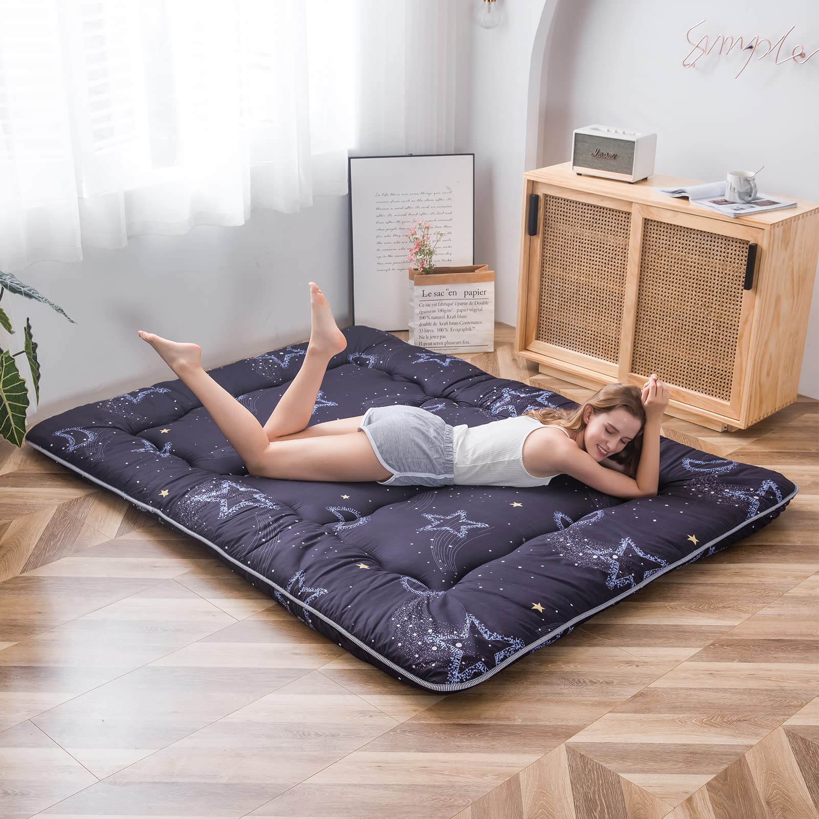 MAXYOYO Colchón tipo futón acolchado, tapete de tatami grueso, plegable, enrollable, colchón para dormitorio, tumbona de suelo, almohada (Luna y estrella, King)