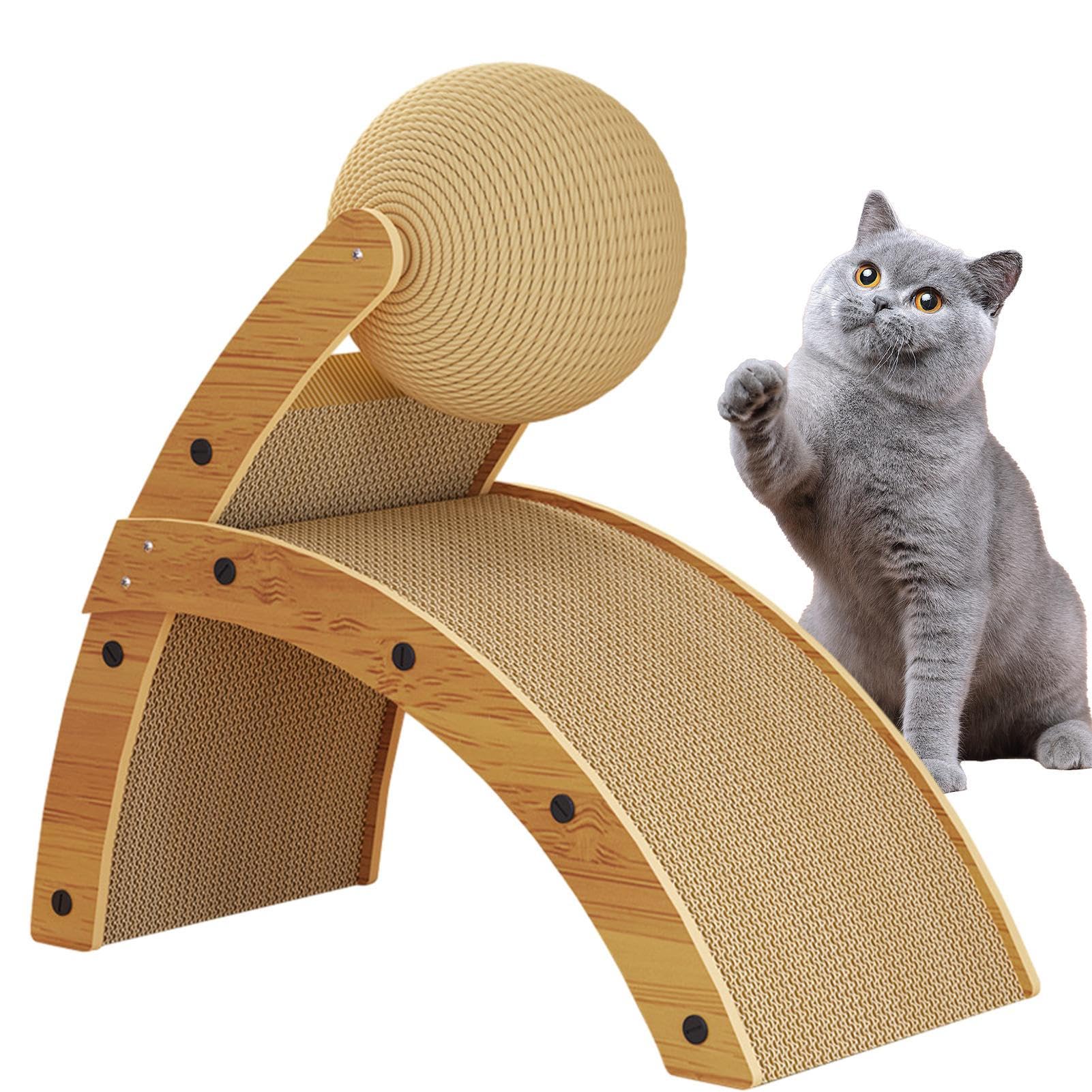 Griffoir pour chat en bois et sa boule de jeu pour chatons en salon