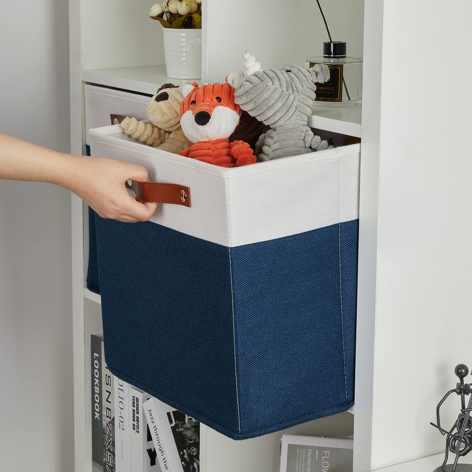 DULLEMELO Cestini cubici da 33 cm, cesti regalo vuoti per ragazzo, ragazza, madre, papà, feste di Natale, cestini portaoggetti in tessuto con manici in pelle (bianco e blu, 4 pezzi)