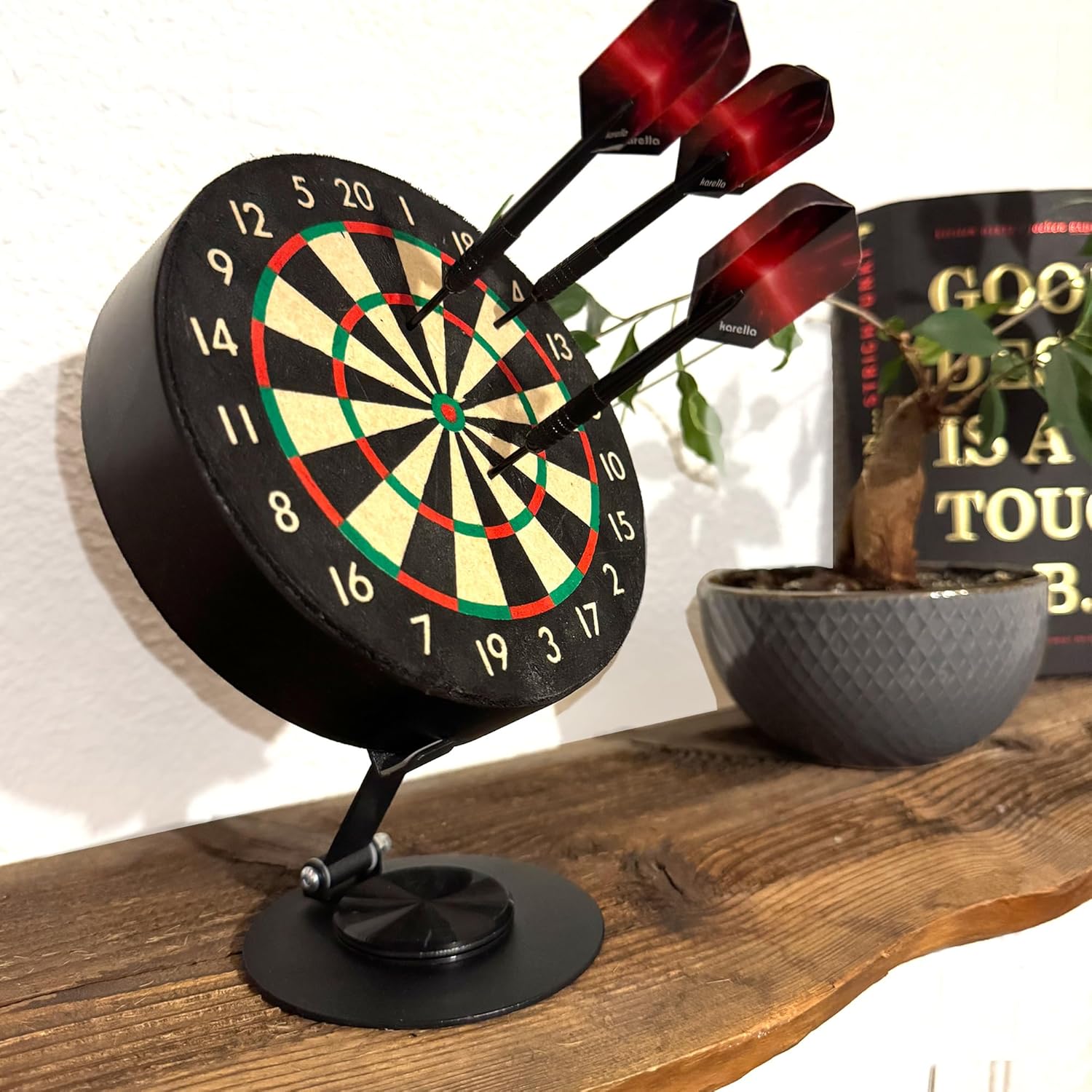 Karella Mini Dartboard Bulli, Miniature Dartboard Diameter 15 cm with Adjustable Metal Stand, Set Including 6 Mini Darts (Steel), for Home, Desk, Decoration, Gift