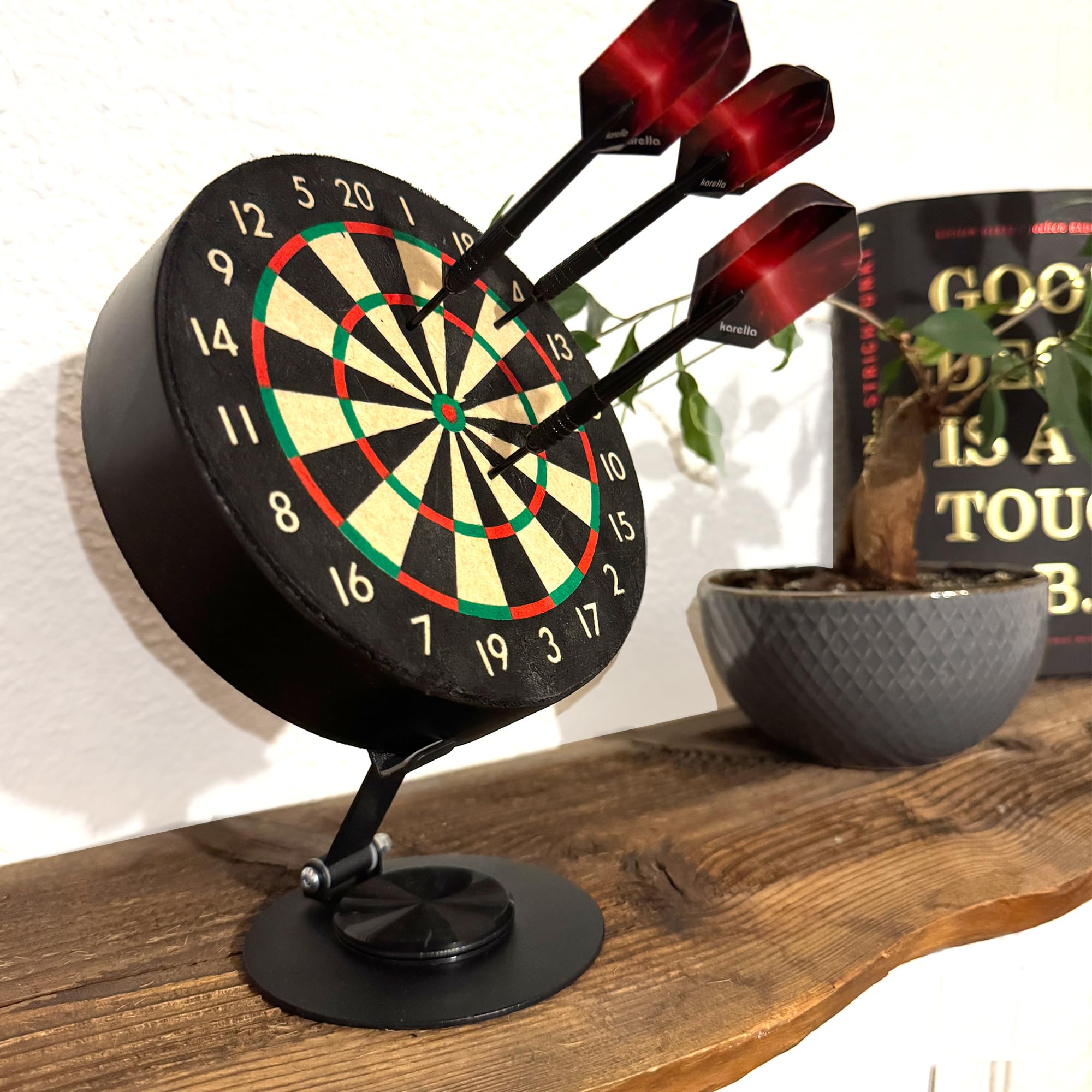 Karella Mini Dartboard Bulli, Miniatur Dartscheibe Ø 15 cm mit verstellbarem Metallständer, Set inkl. 6 Minidarts (Steel), für Zuhause, Schreibtisch, Deko, Geschenk