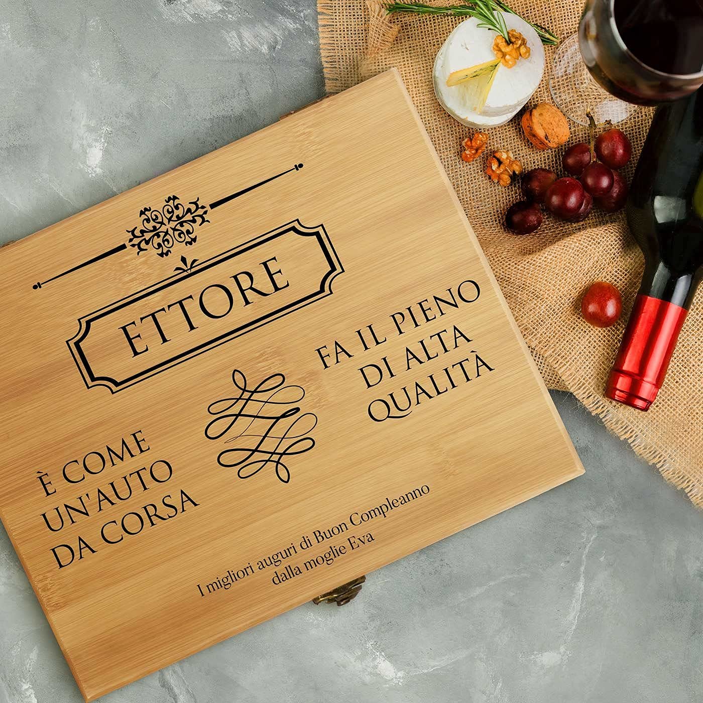 Maverton Accessori da vino La Dedica - Kit da Sommelier Personalizzato - Scatola in legno di bambù + 8 pezzi di Accessori Vino - regalo uomo - Il pieno