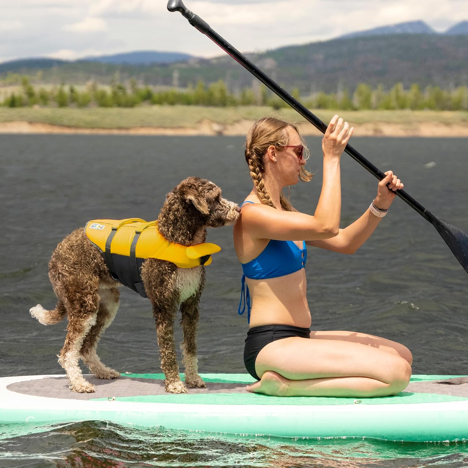 Outward Hound Granby Splash — жёлтый спасательный жилет для собак, средний размер