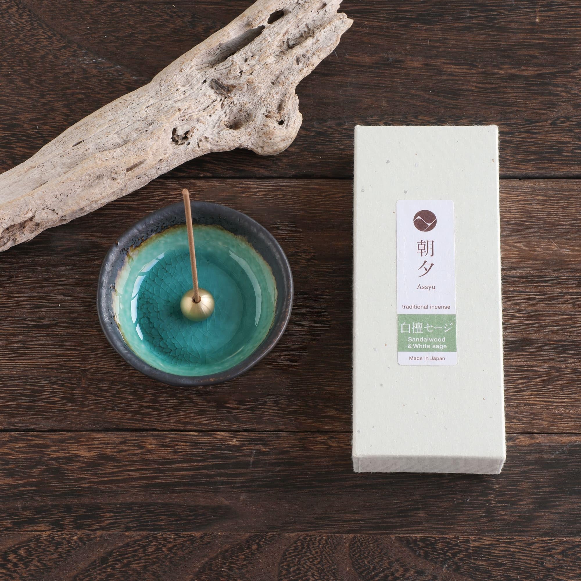 Asayu Japan Set di Bastoncini di Incenso Sandalo e Salvia Bianca con Supporto in Ottone - Mini Portaincenso + Incenso di Sandalo & White Sage Mix
