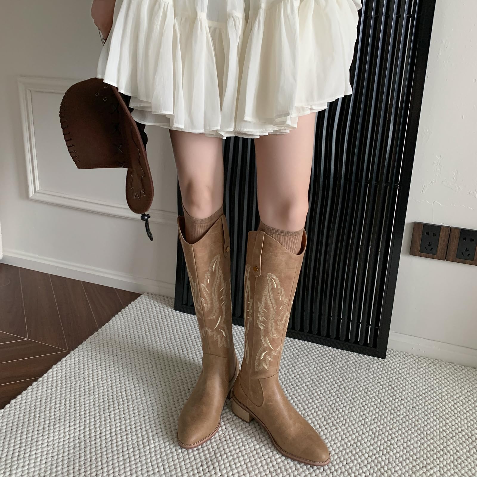 Damskie podkolanówki w stylu retro, kowbojskie buty z małym obcasem z haftowanej skóry