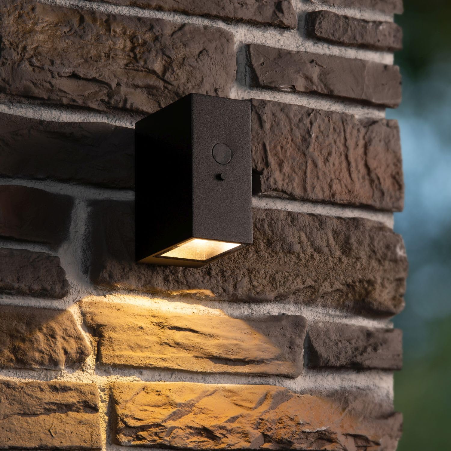 Licht-Erlebnisse LED Solar Wandleuchte mit Bewegungsmelder Außen Aluminium Schwarz IP54 Downlight Modern Balkon Terrasse H:11 cm Außenwandlampe Garten