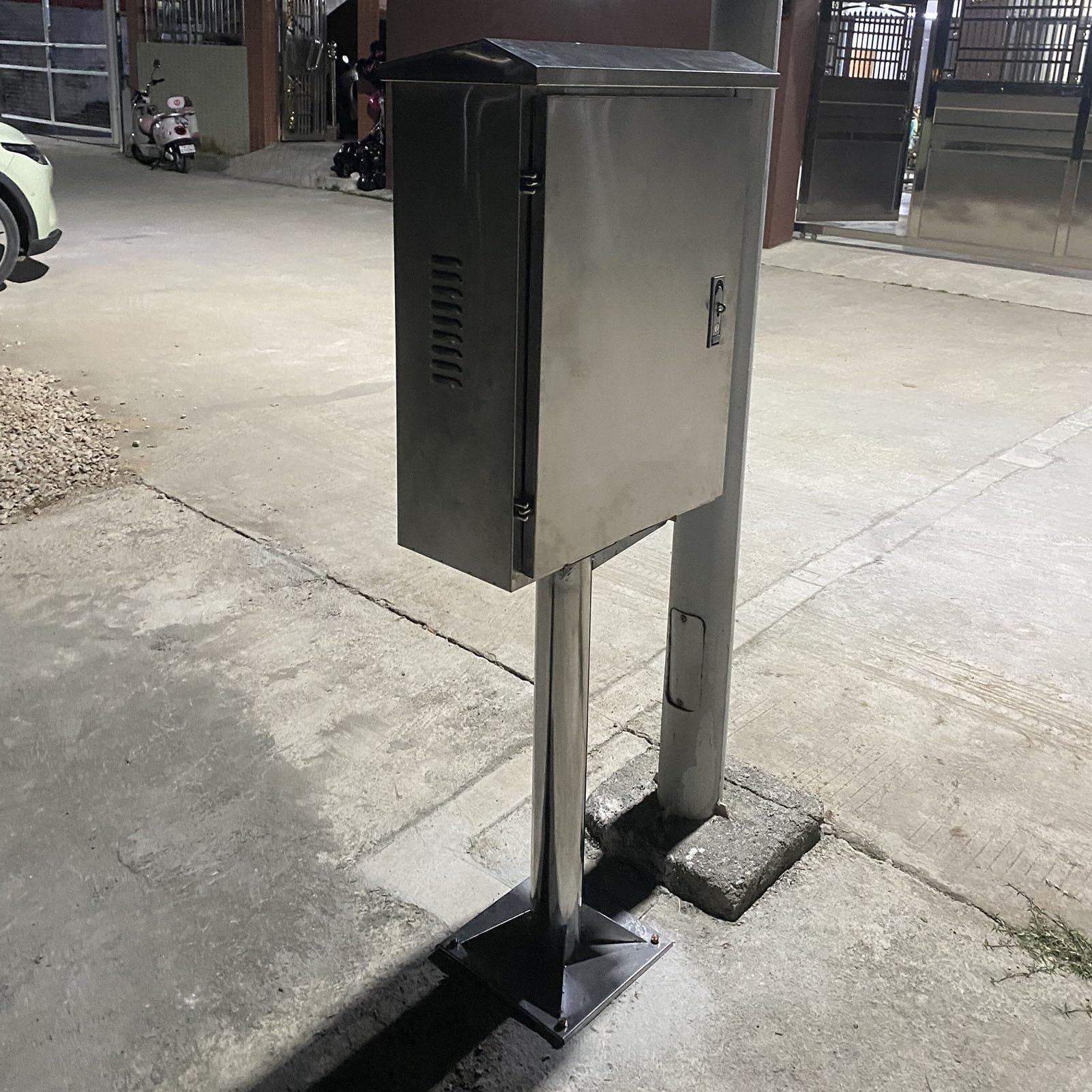 Outdoor EV Charger Enclosure with Pedestal Stand, Outdoor Freestanding Electrical Cabinet, Electric Vehicle Pile Column with Charger Enclosure