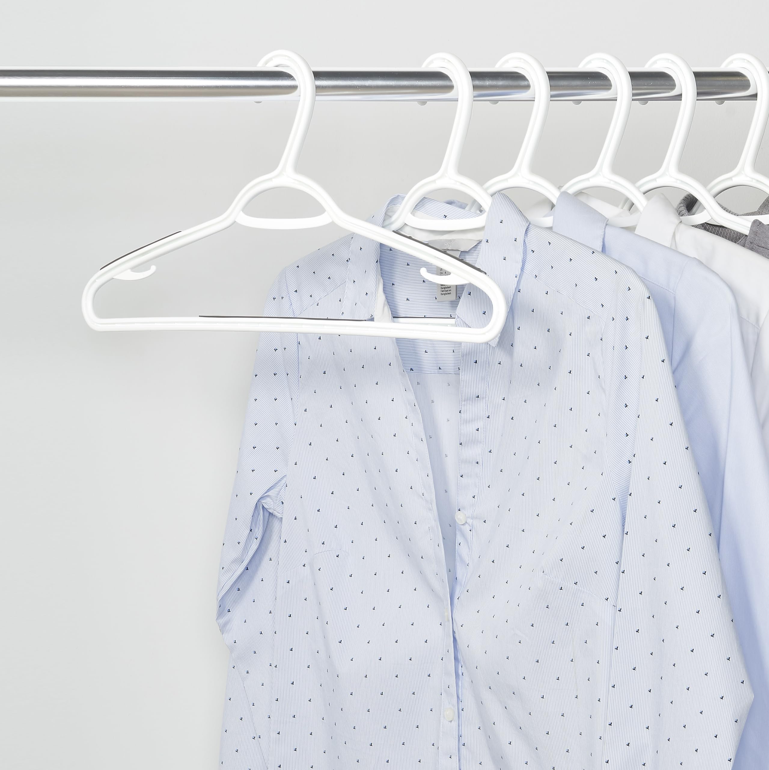 Neatfreak, schlanke, rutschfeste, platzsparende Kleiderbügel, weiße Kunststoff-Kleiderbügel mit Unterwäsche-Haken und Hosen-/Zubehörstange, patentierter W-Rahmen (40)