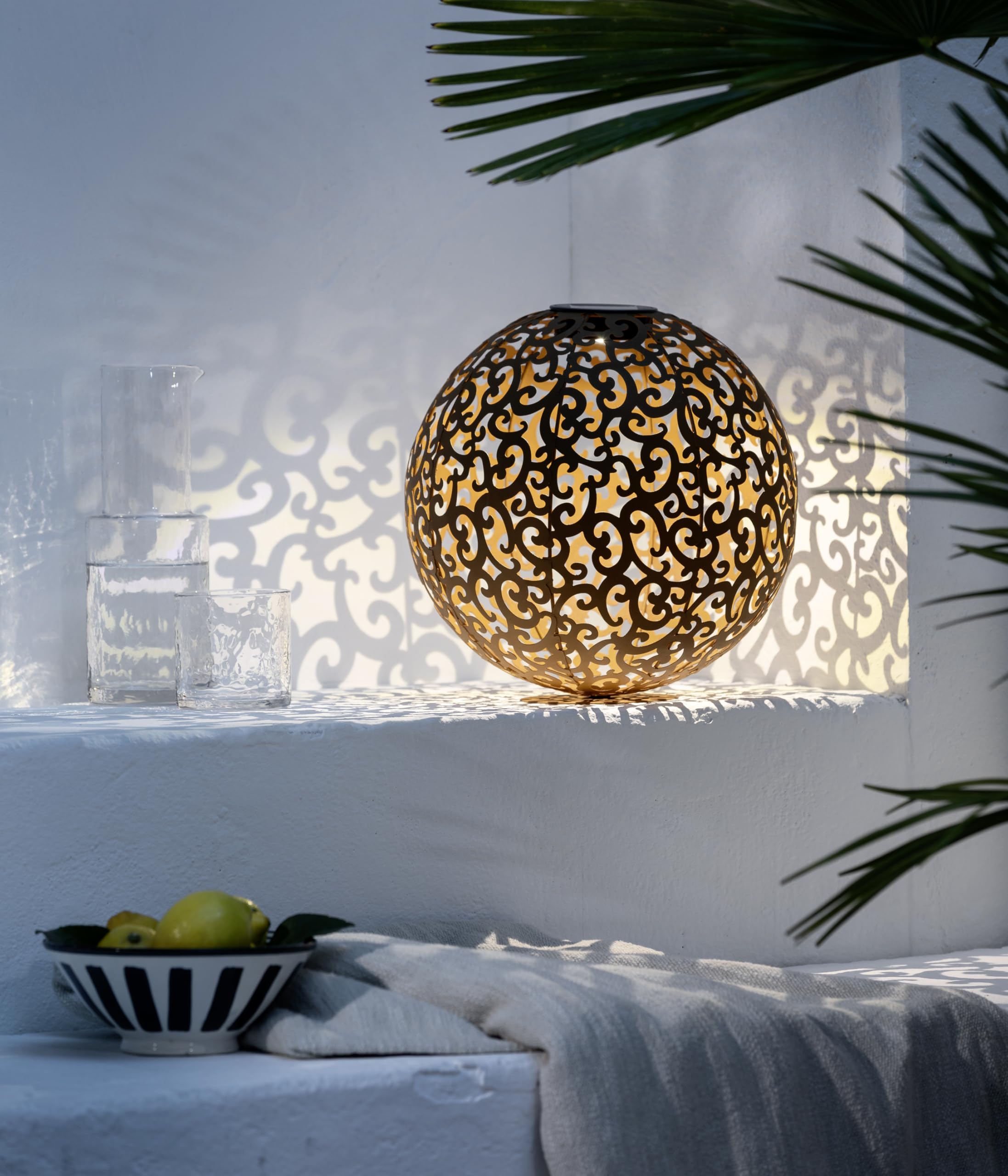 Dehner Solarkugel Lagos | Solardeko, Solarleuchte, Gartenbeleuchtung | Gartenkugel, Deko, Gartendeko, Outdoor | edelrostfarben, Metall | Ornamente | mit Erdspieß und Bodemplatte | Ø 30 cm