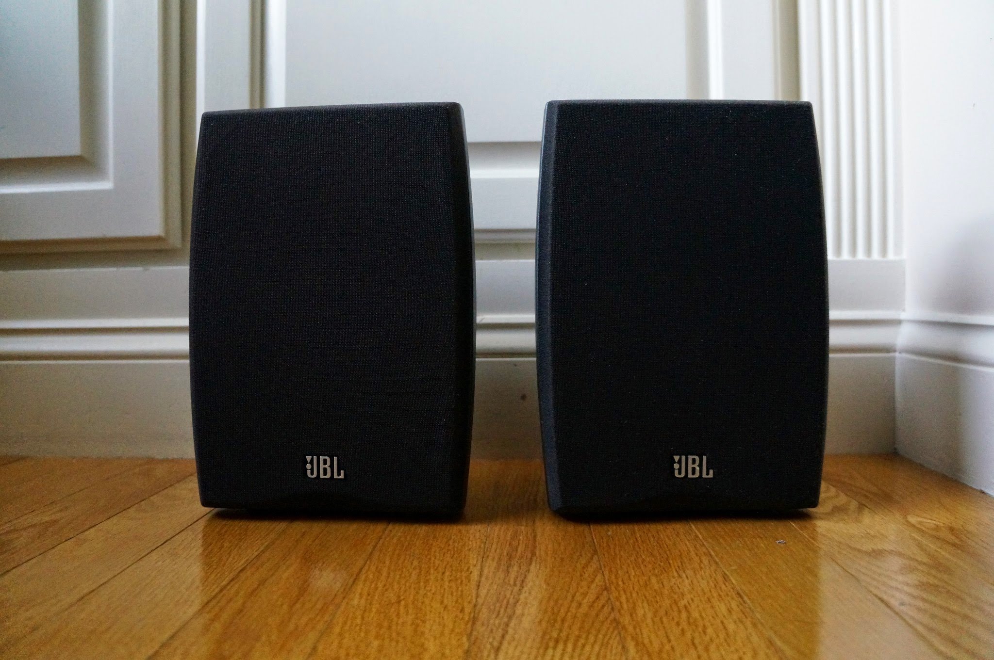 JBL N24 Northridge Series Altavoces de estantería (par, Gris