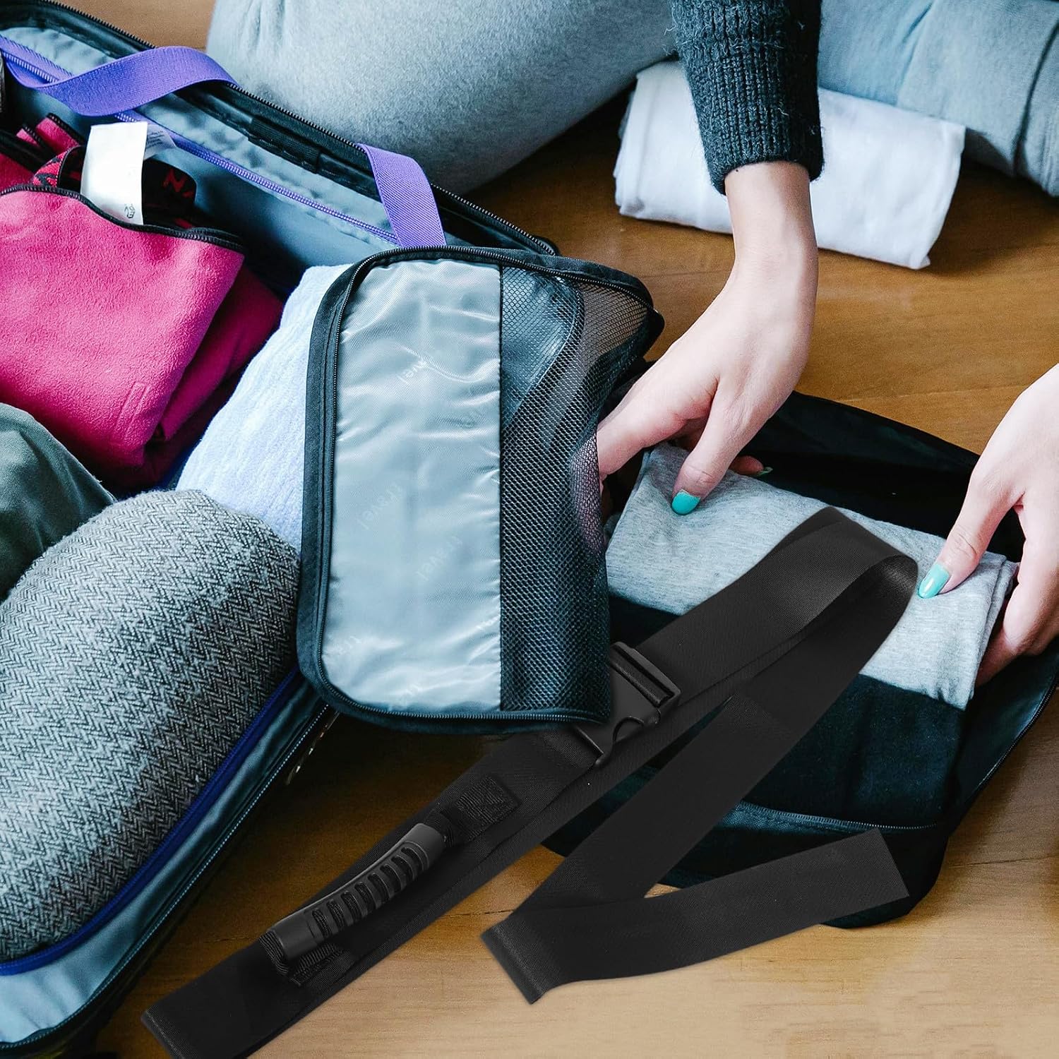 Luggage Straps with Reliable Fastening, Minimalist Style Adjustable Black Nylon and Plastic Material Travel Belt Travel Accessories for Suitcases for Luggage for Safe Suitcase