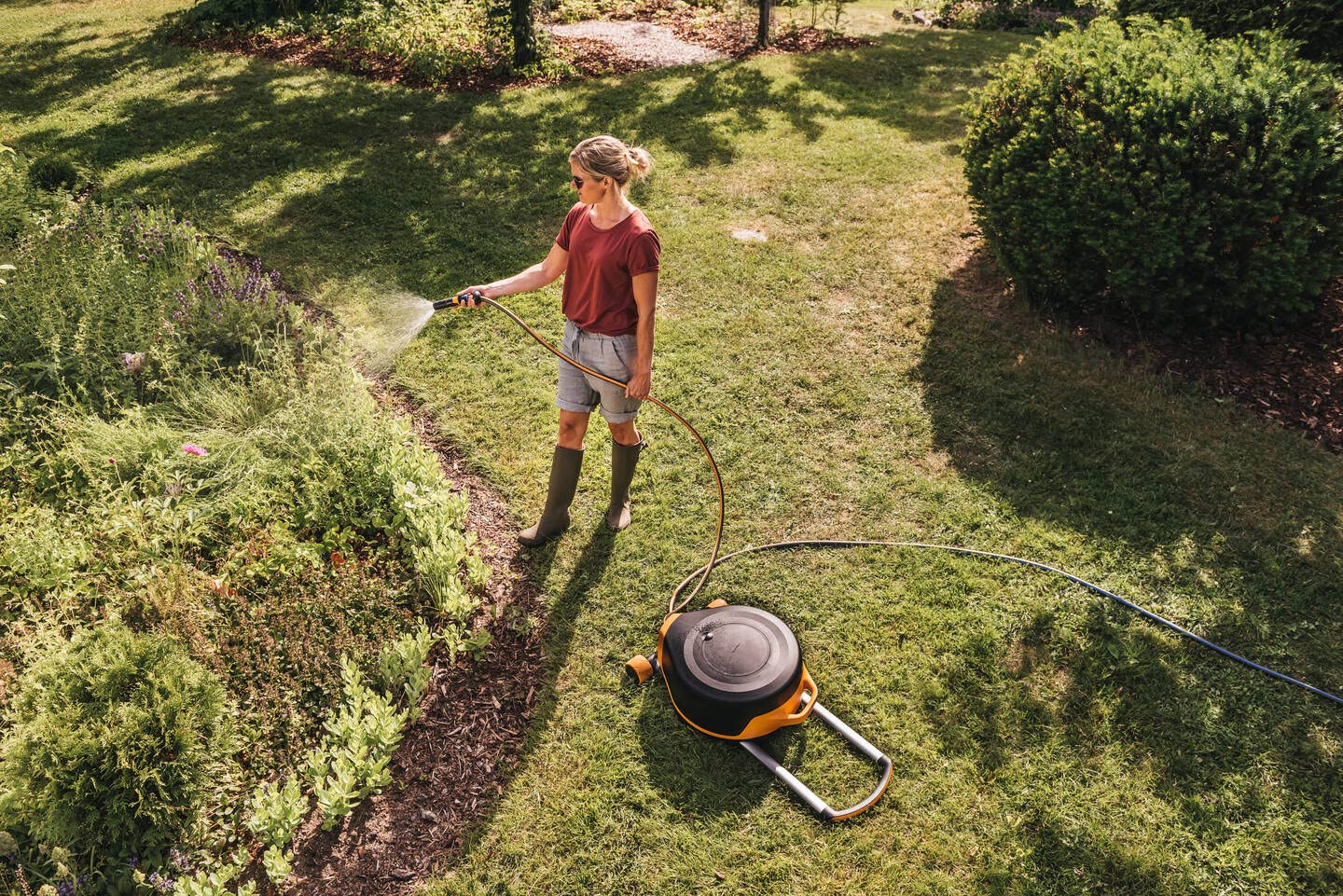 Fiskars Carro portamangueras XL con ruedas, Set de riego todo incluido, Alcance 27m, Enrollado automático, Manguera tamaño universal (diám. 13 mm), Conector grifo universal, Negro/Naranja, 1025933 | 1025933 - Manguera de bobinado automático, conexión univ