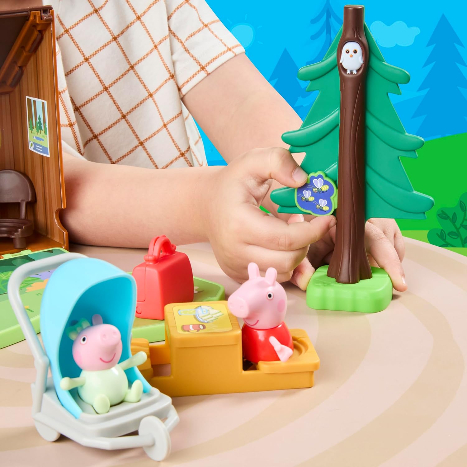 Peppa Pig Peppa's Travels: Cabin Adventure Playset with Fold-Up House and 2 Figures, Includes Baby Evie, Preschool Toys for Girls and Boys 3+