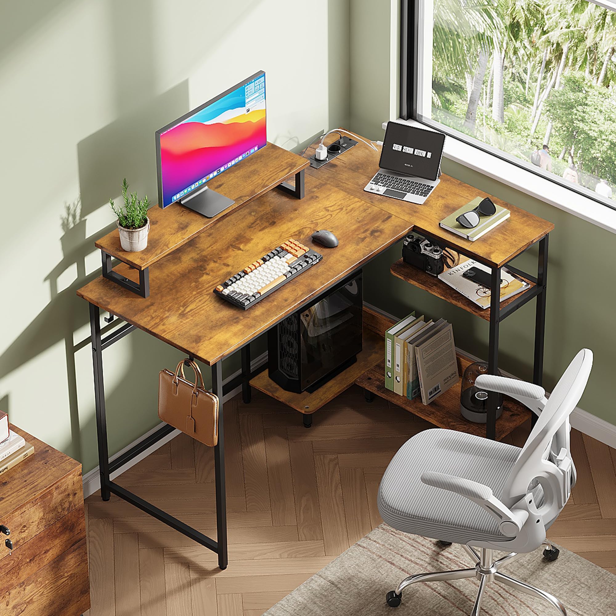 DEVAISE Scrivania Gaming Angolare 110x80cm, Scrivanie a L Salvaspazio con LED RGB, Scrivania da Ufficio con Corrente e USB, Supporto Monitor Ergonomico e Mensole per Camera e Studio, Rustic Brown