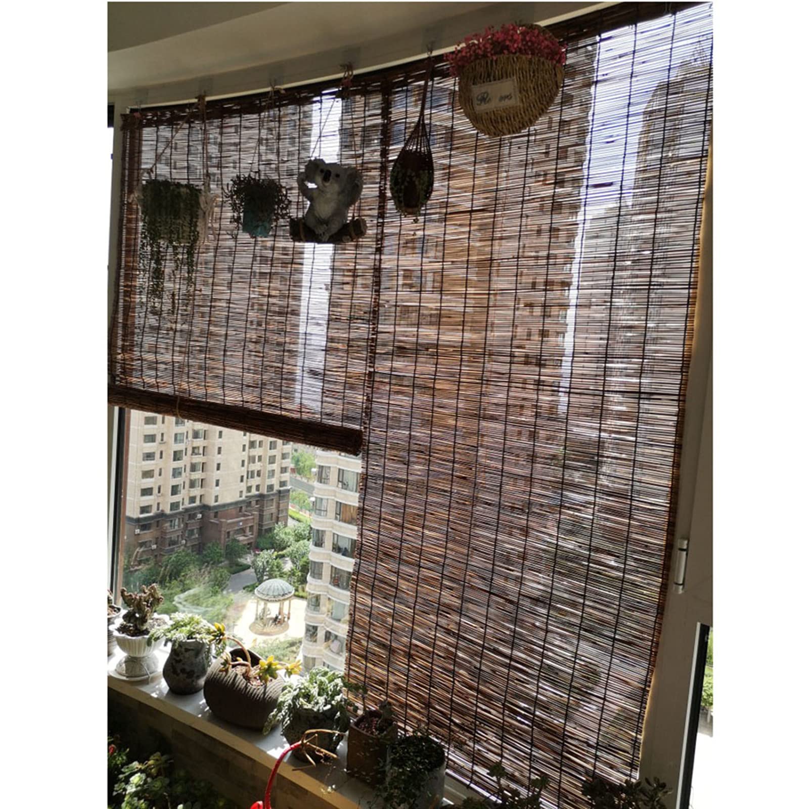 Stores en paille pour cloisons et pergolas afin de créer un salon de jardin ombragé