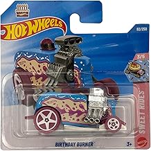 Hot Wheels – Birthday Burner – JJJ45 – Sweet Rides 3/5 – Short Card – Happy Birthday – Tarta conductora – Mattel 2026 (82/250) – 1:64